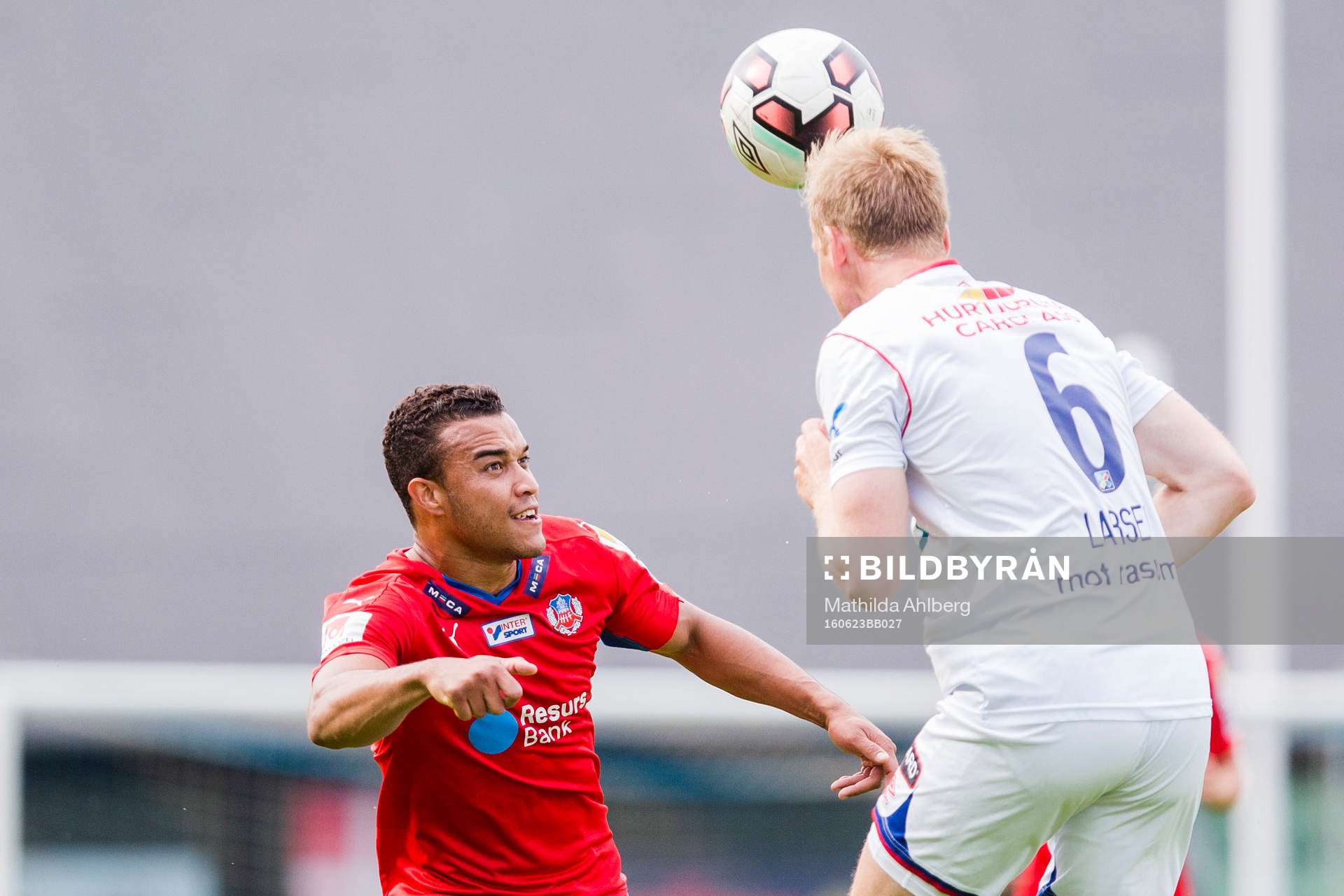 Helsingborgs Matthew Rusike och Vålerengas  Simon Larsen
