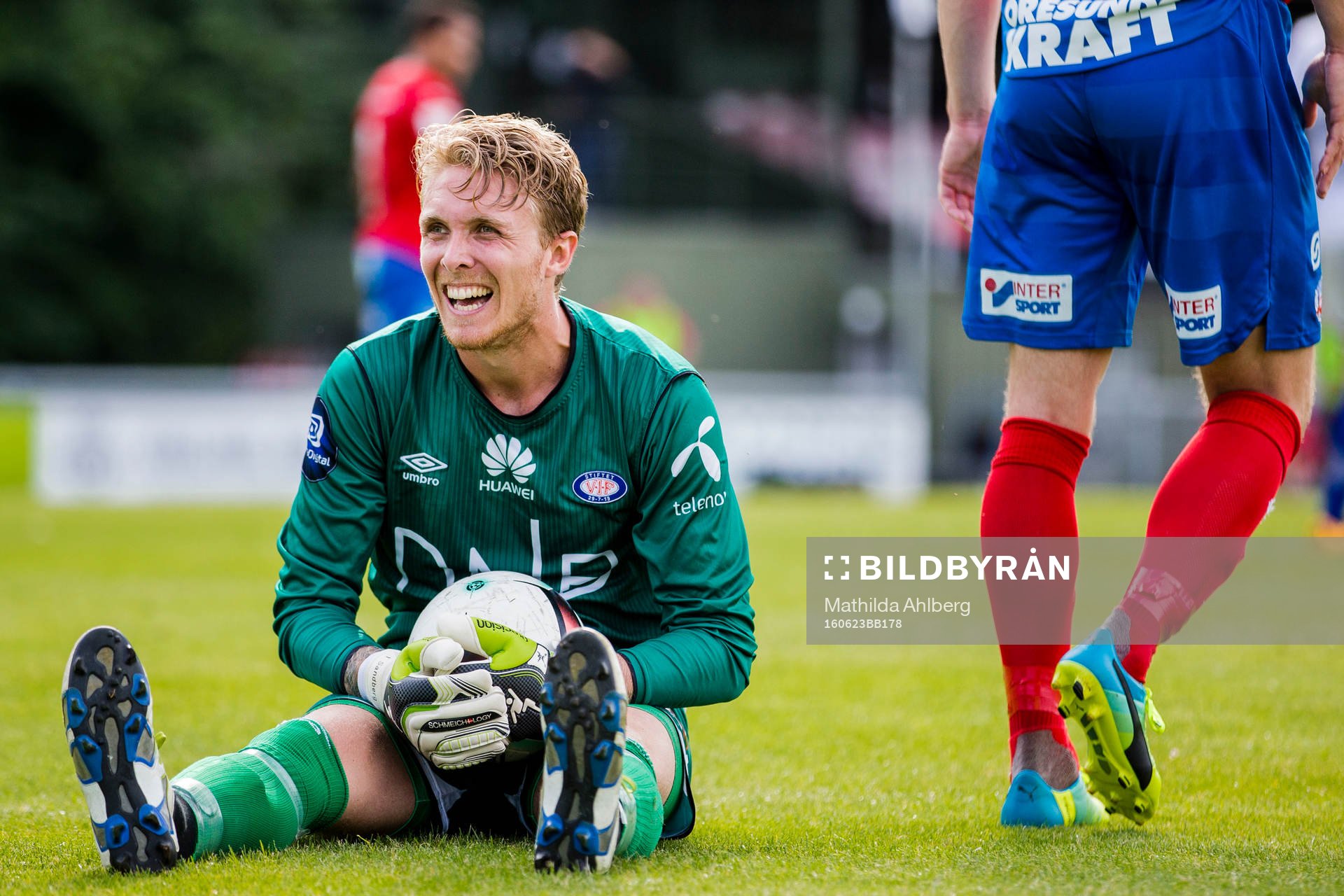 Vålerengas  målvakt  Marcus Sandberg grimaserar