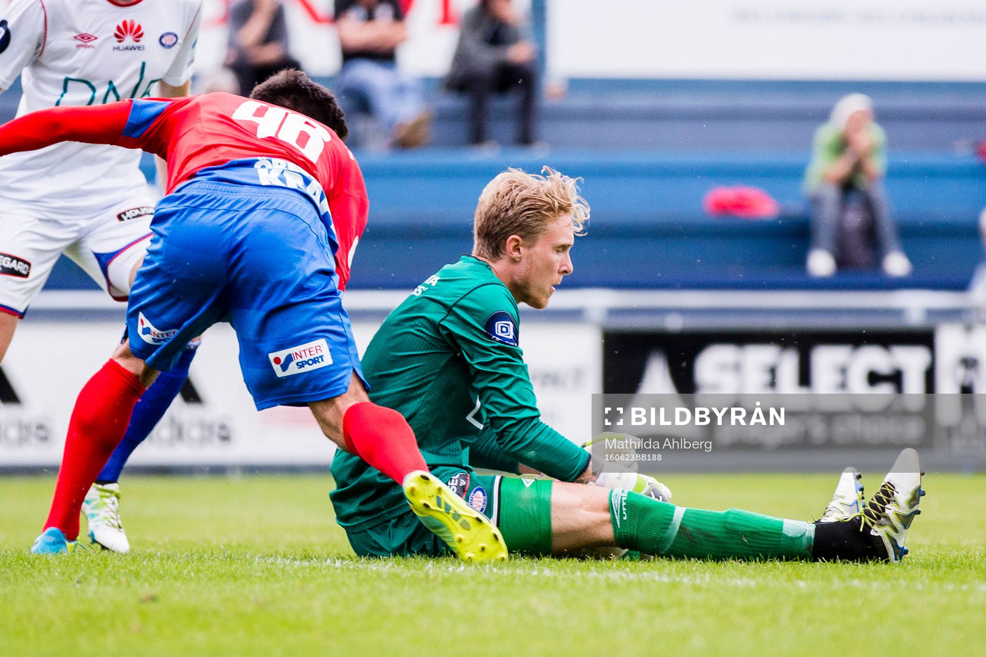 Vålerengas målvakt Marcus Sandberg räddar bollen framför Helsingborgs Niklas Svensson (ryggen åt kameran) under fotbollsmatchen i träningsmatchen mellan Vålerenga och Helsingborg den 23 juni 2016 i Helsingör.