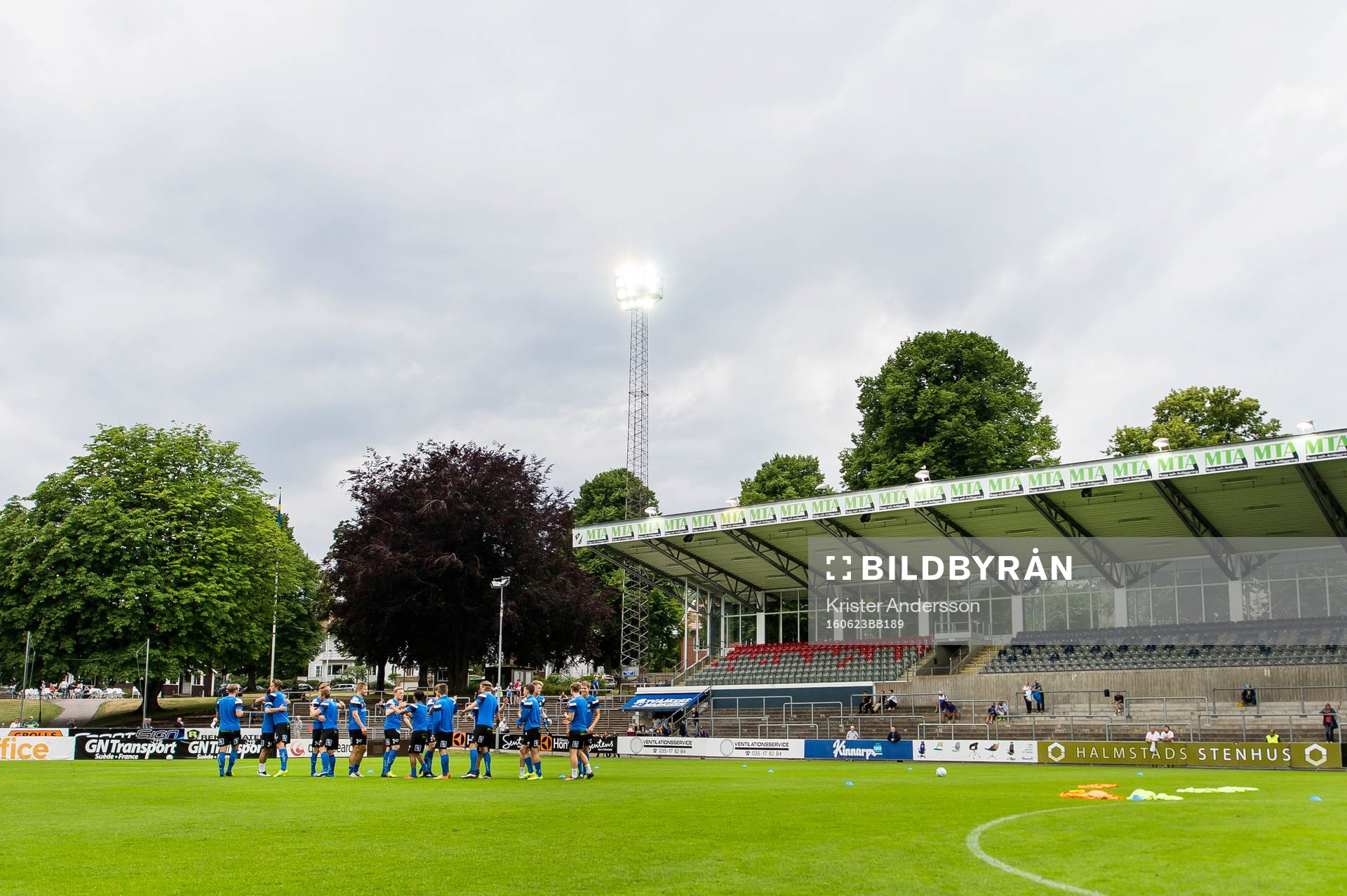 Halmstads spelare värmer upp före fotbollsmatchen i