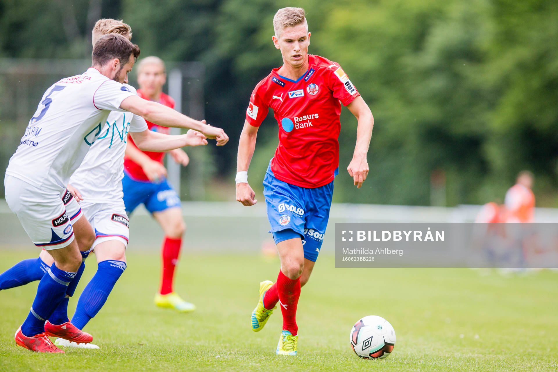 Helsingborgs Charlie Weberg driver med bollen