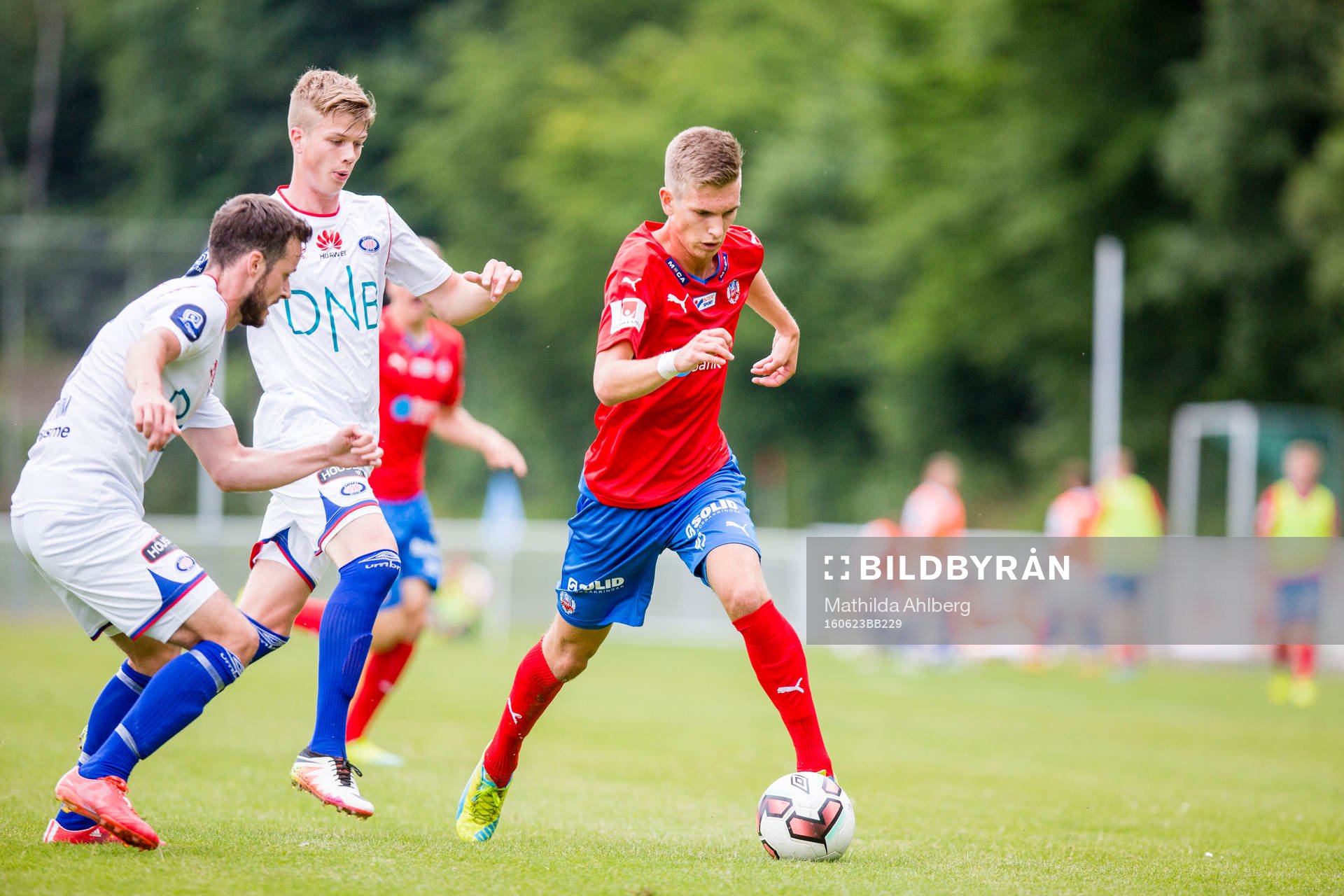 Helsingborgs Charlie Weberg driver med bollen