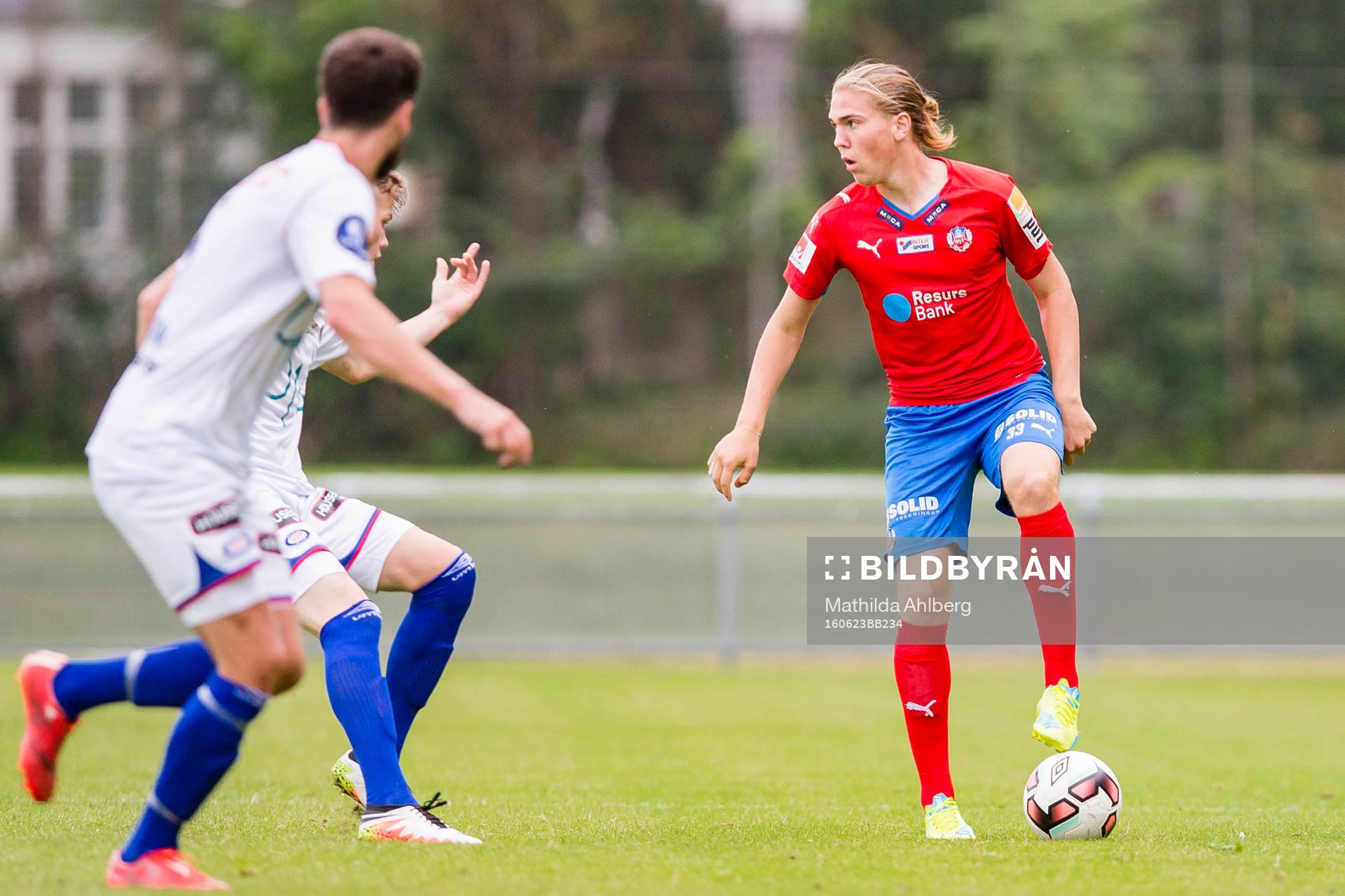 Helsingborgs Lowe Ohlander med bollen under fotbollsmatchen i träningsmatchen mellan Vålerenga och Helsingborg den 23 juni 2016 i Helsingör.