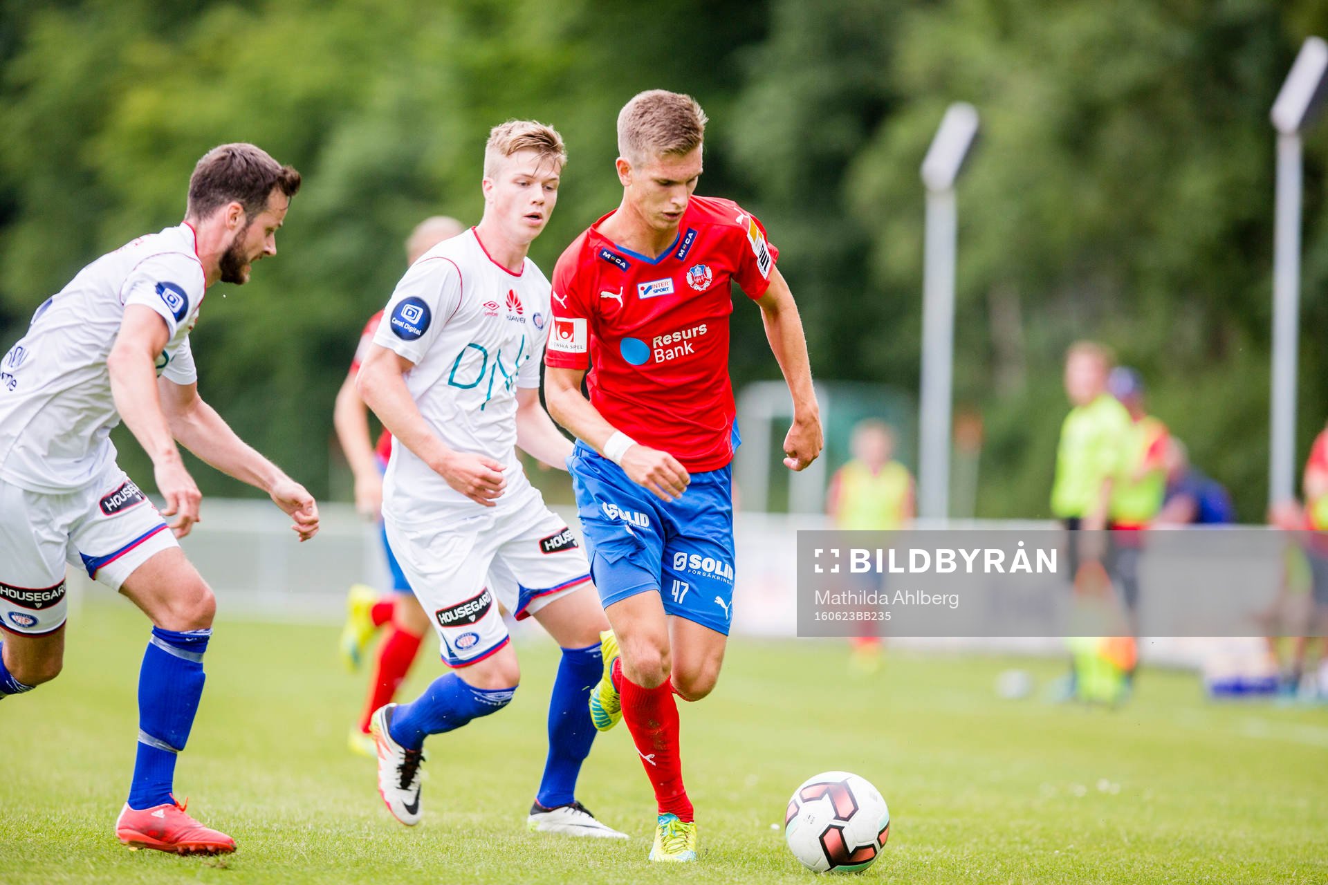 Helsingborgs Charlie Weberg driver med bollen