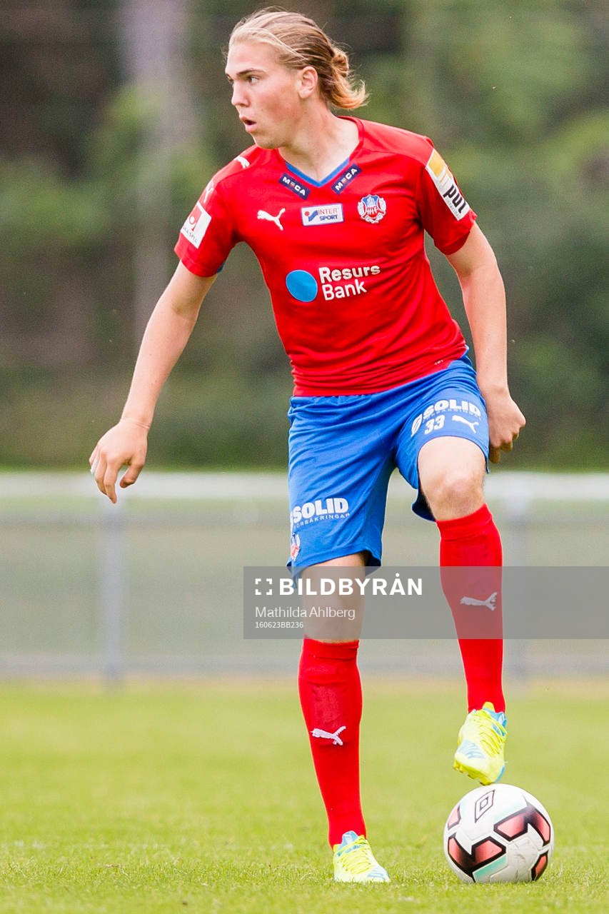Helsingborgs Lowe Ohlander med bollen