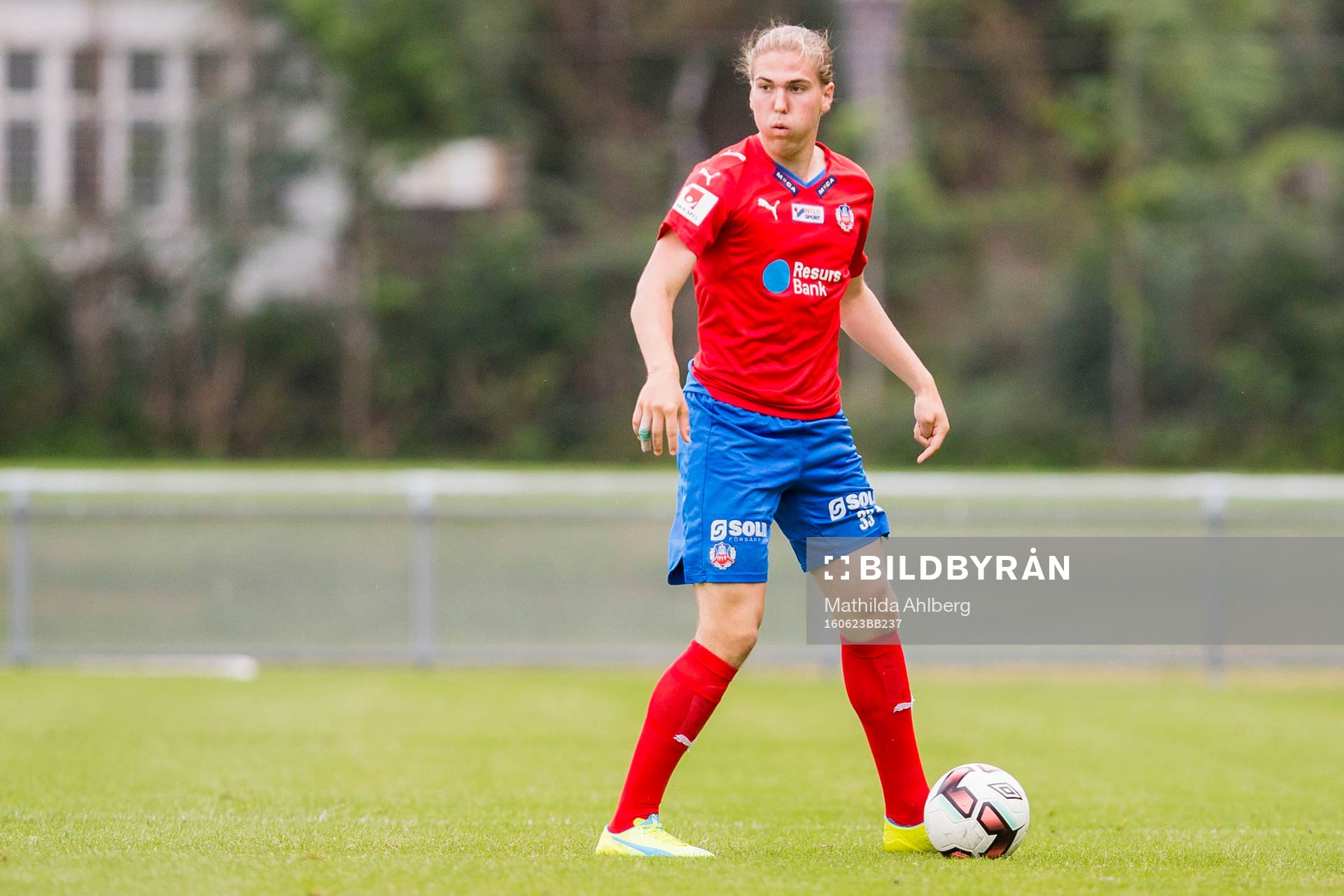 Helsingborgs Lowe Ohlander med bollen
