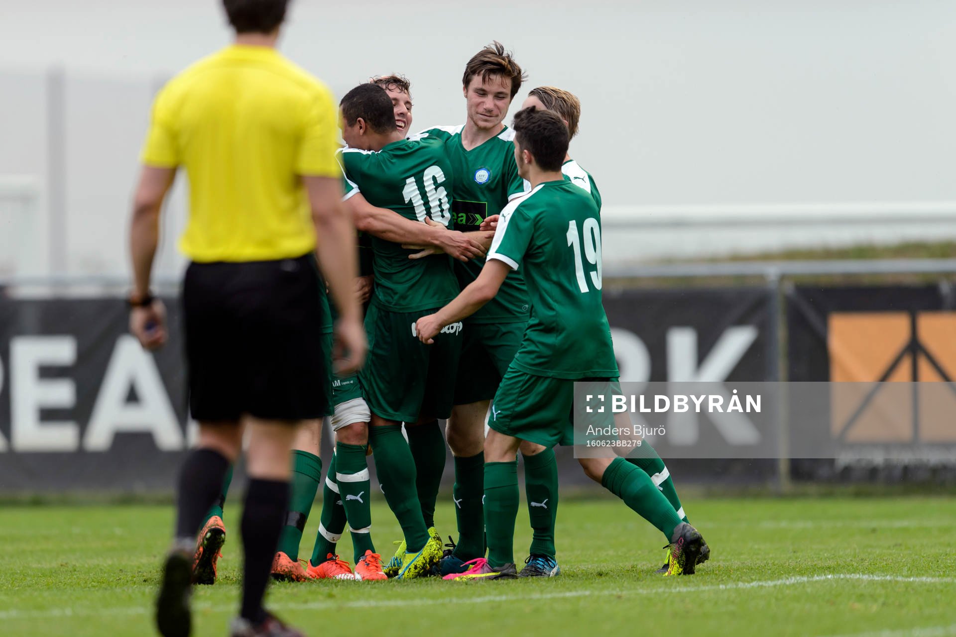 Klippans spelare jublar efter 1-1 av Henrik Ahlberg under fotbollsmatchen i division 3 mellan Hittarp och Klippen den 23 juni 2016 i Helsingborg.