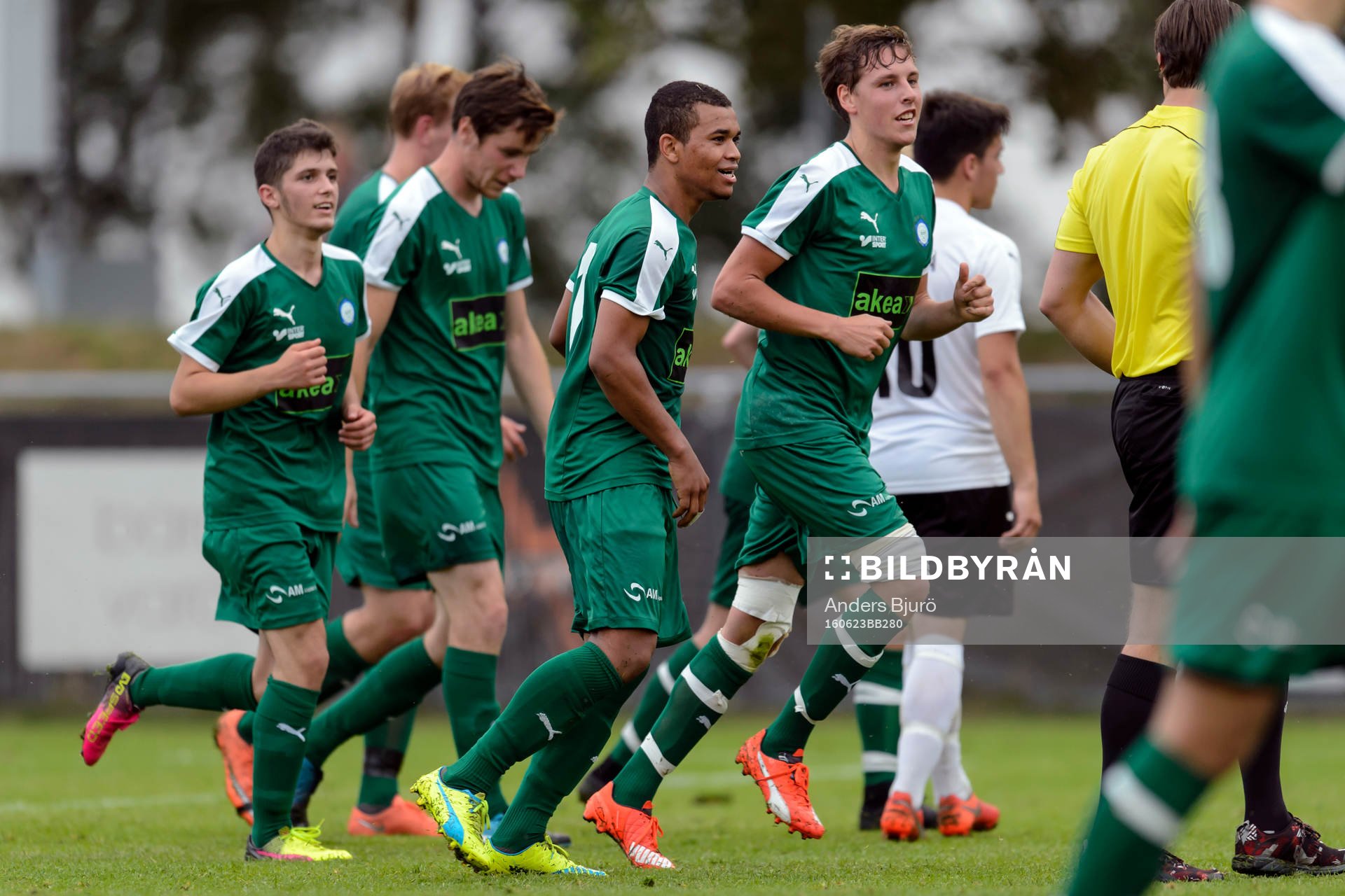 Klippans spelare jublar efter 1-1 av Henrik Ahlberg (h) under fotbollsmatchen i division 3 mellan Hittarp och Klippen den 23 juni 2016 i Helsingborg.