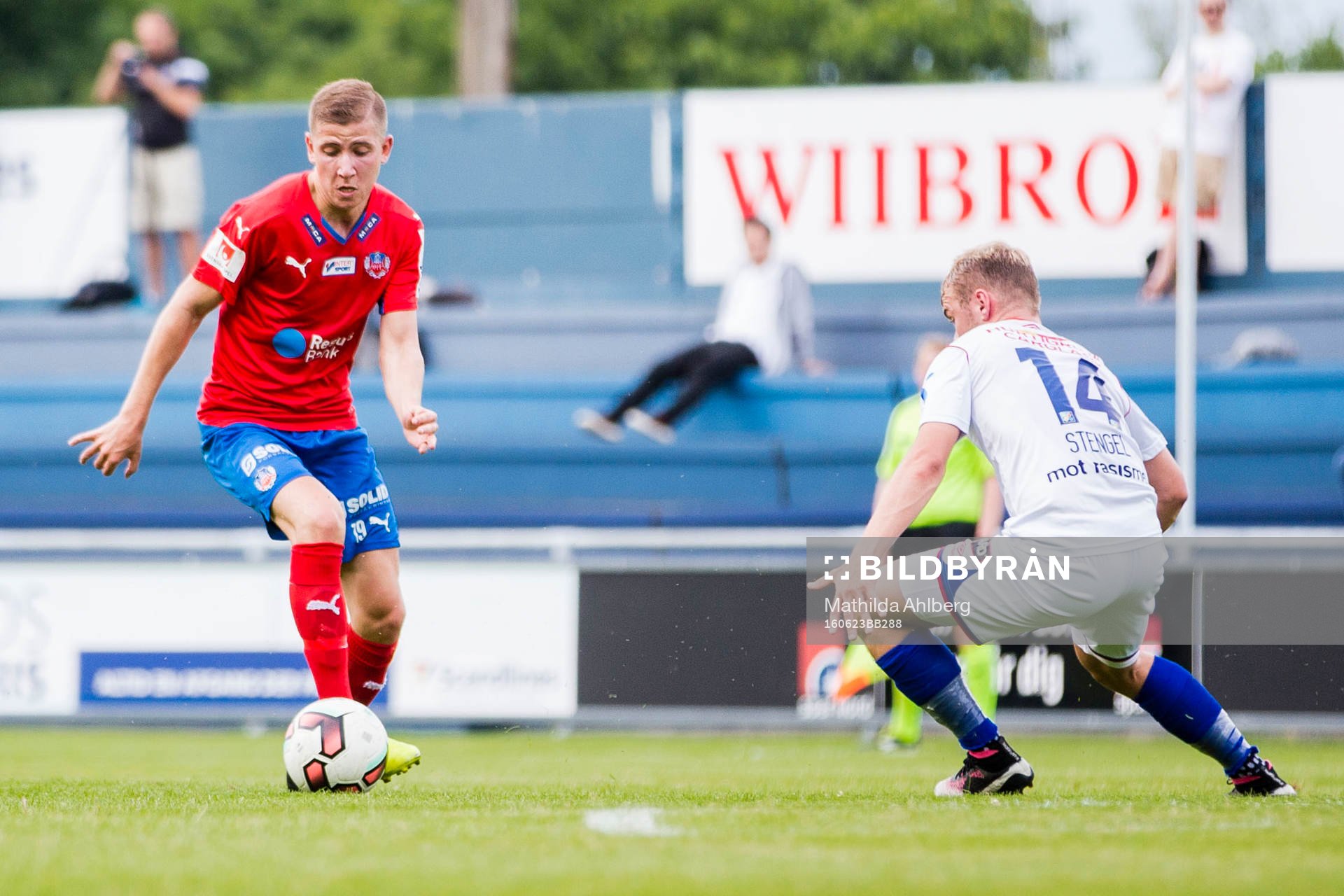 Helsingborgs Darijan Bojanic driver med bollen mot