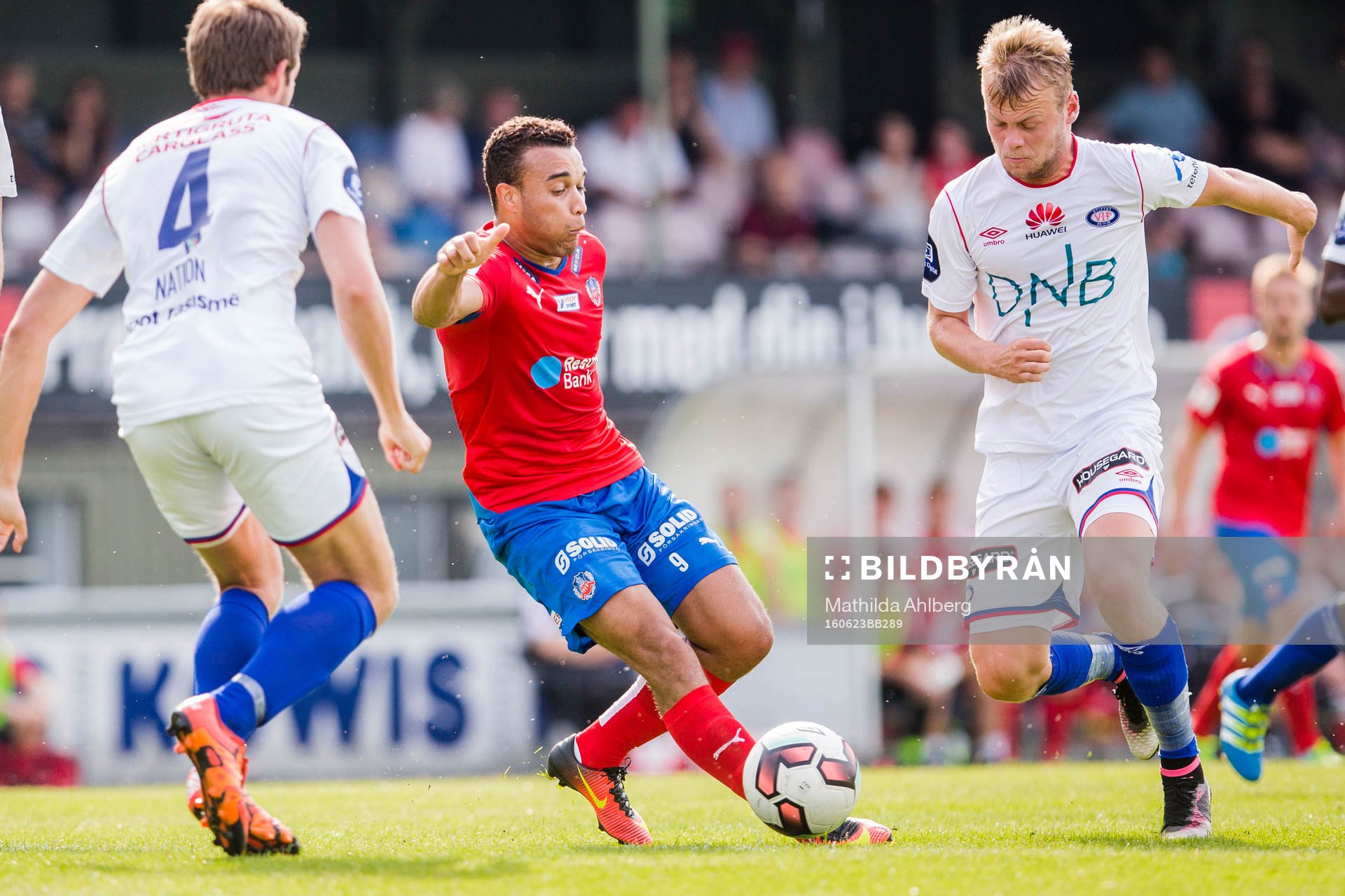 Helsingborgs Matthew Rusike driver med bollen mot