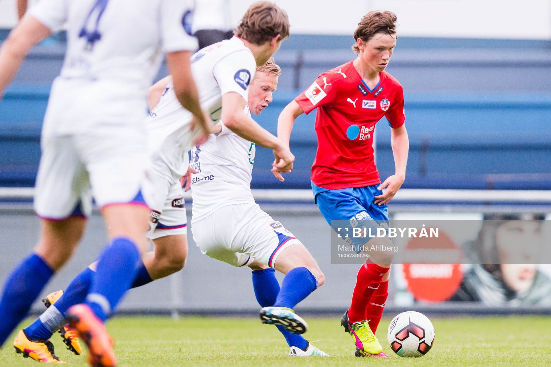 Helsingborgs Max Svensson driver med bollen
