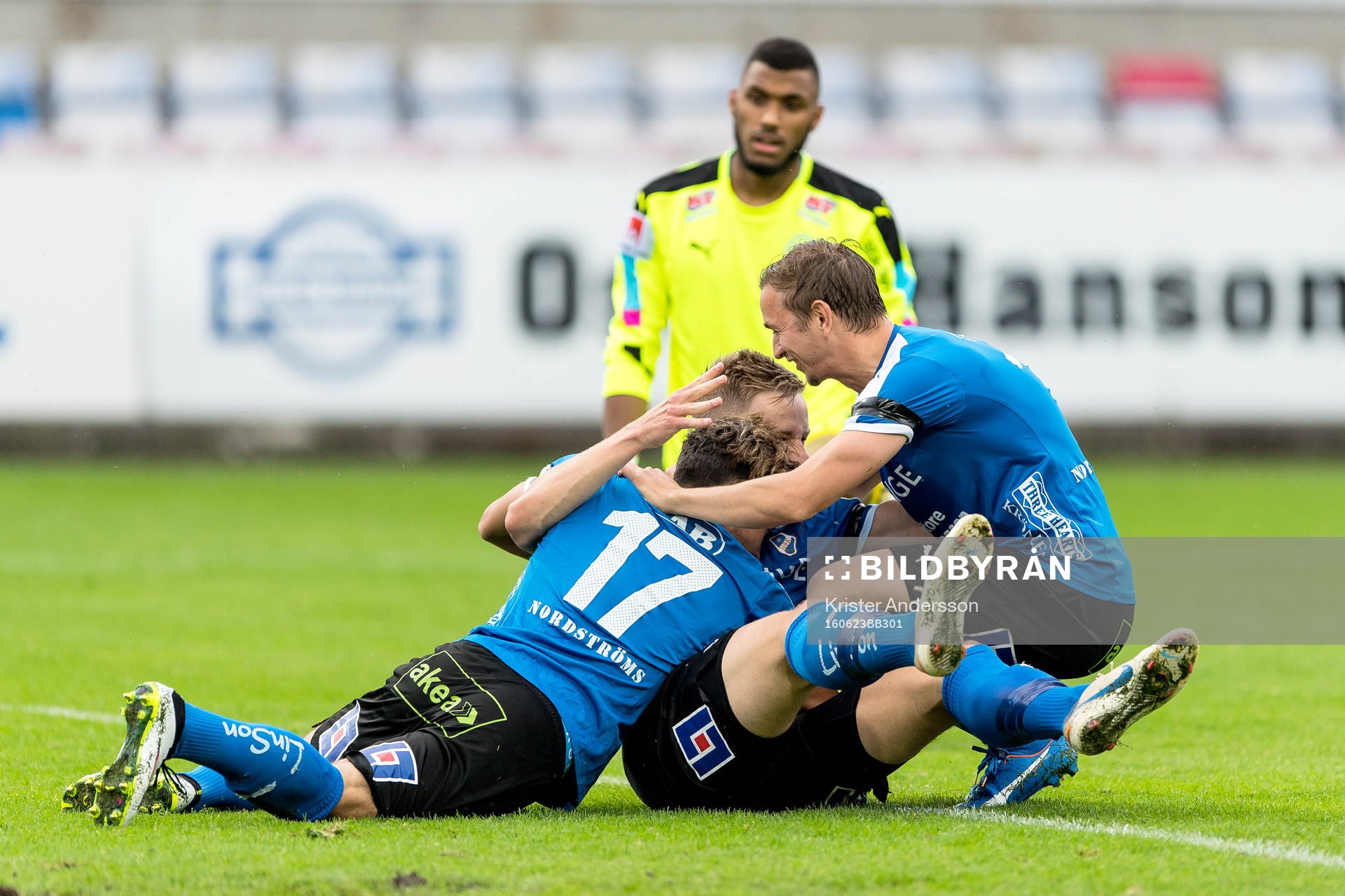 Halmstads Alexander Ruud Tveter har gjort 1-0 och omfamnas