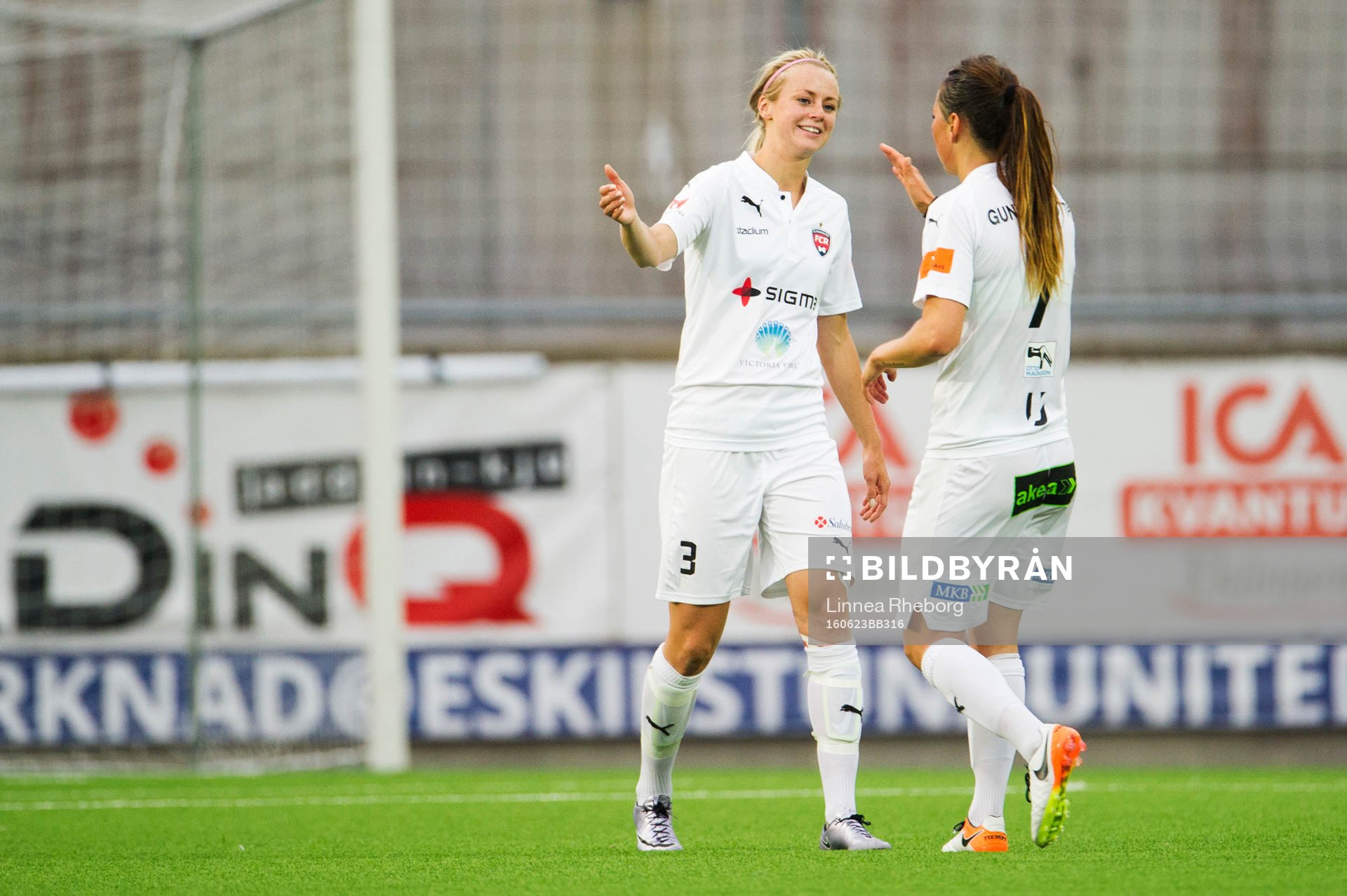 Rosengårds Amanda Ilestedt och Sara Björk Gunnarsdottir jublar efter fotbollsmatchen i Damallsvenskan mellan Eskilstuna och Rosengård den 23 juni 2016 i Eskilstuna.