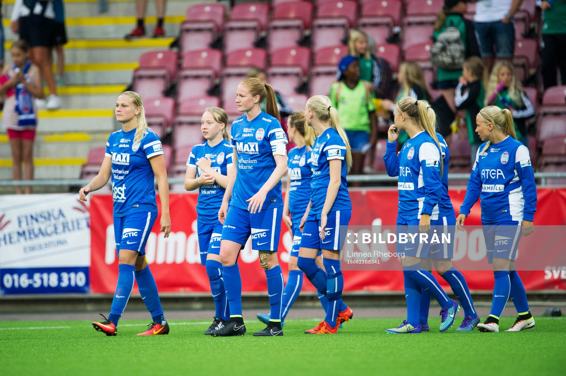 Spelare ur Eskilstuna ser deppiga ut