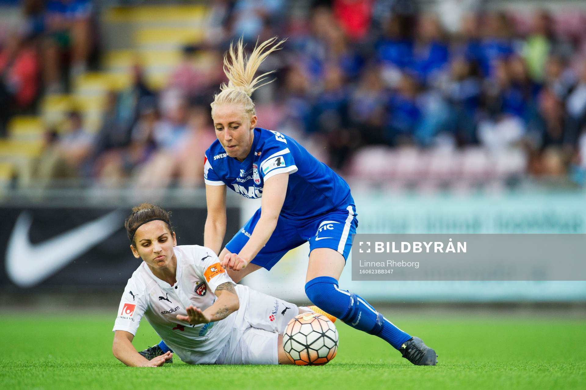 Rosengårds Nataša Andonova och Eskilstunas Petra Larsson i kamp om bollen under fotbollsmatchen i Damallsvenskan mellan Eskilstuna och Rosengård den 23 juni 2016 i Eskilstuna. 