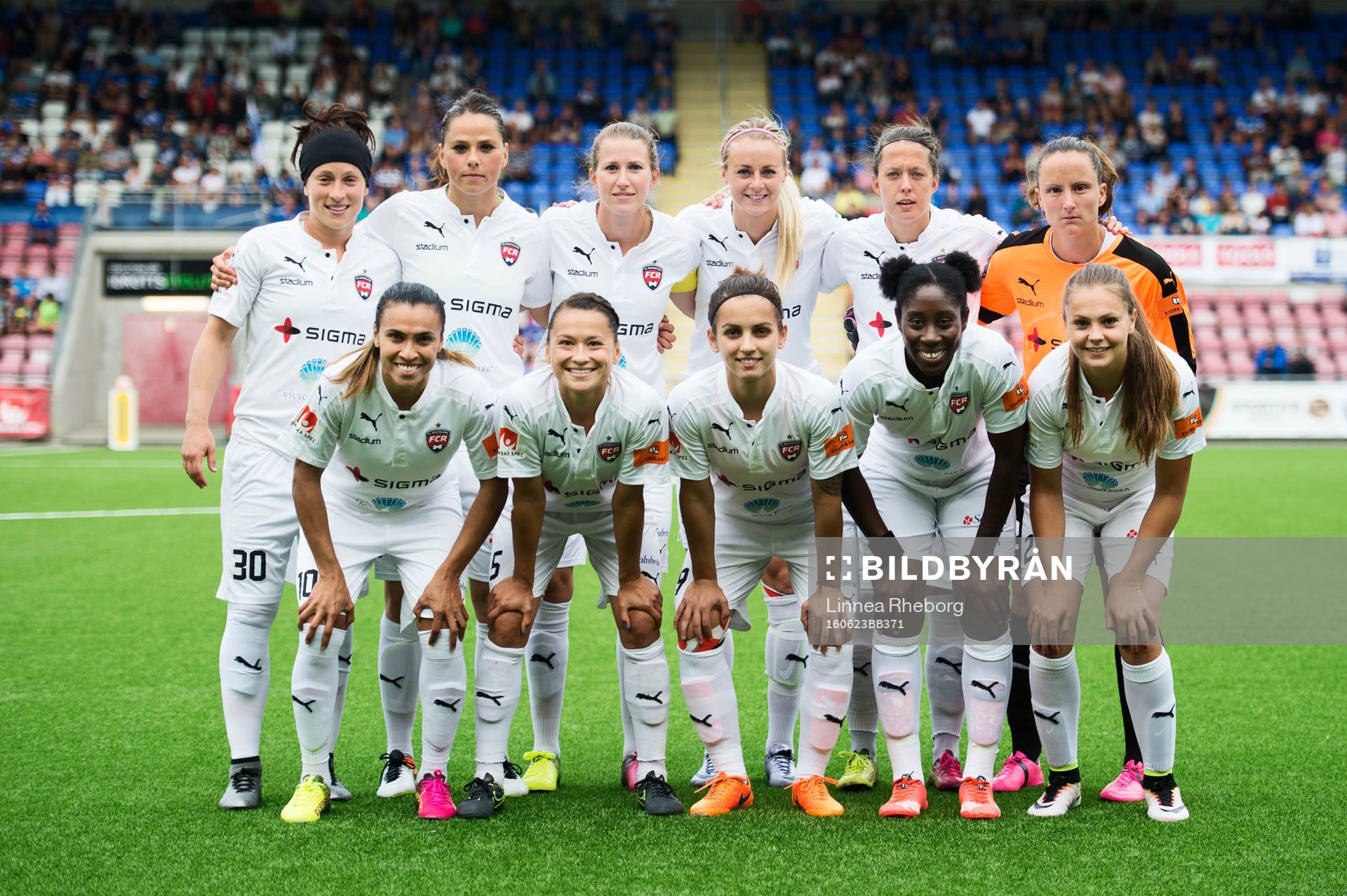 Övre raden ft v: Ella Masar, Sara Björk Gunnarsdottir, Emma Berglund, Amanda Ilestedt, Lina Nilsson, målvakt Sofia Lundgren. Nedre raden fr v: Marta Viera Da Silva, Alexandra Lowe Riley, Nataša Andonova, Anita Asante, Lieke Martens. Rosengårds startelva under fotbollsmatchen i Damallsvenskan mellan Eskilstuna och Rosengård den 23 juni 2016 i Eskilstuna.