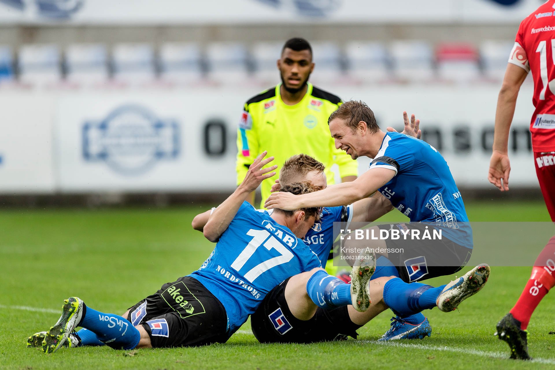Halmstads Alexander Ruud Tveter har gjort 1-0 och jublar