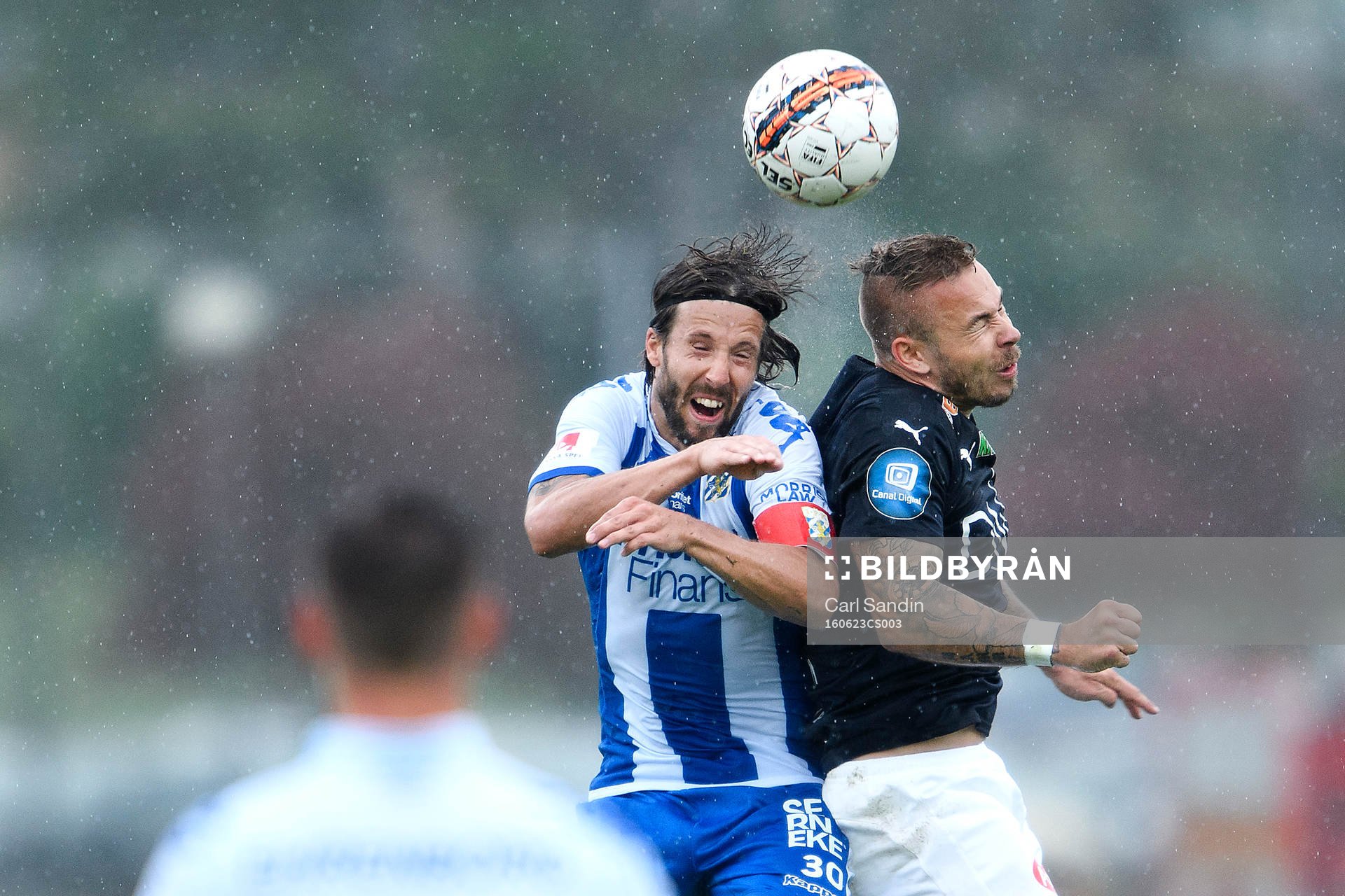 IFK Göteborgs Mattias Bjärsmyr i nickduell med Strömsgodsets Marcus Pedersen under träningsmatchen i fotboll mellan IFK Göteborg och Strömsgodset den 23 juni 2016 i Stenungsund.