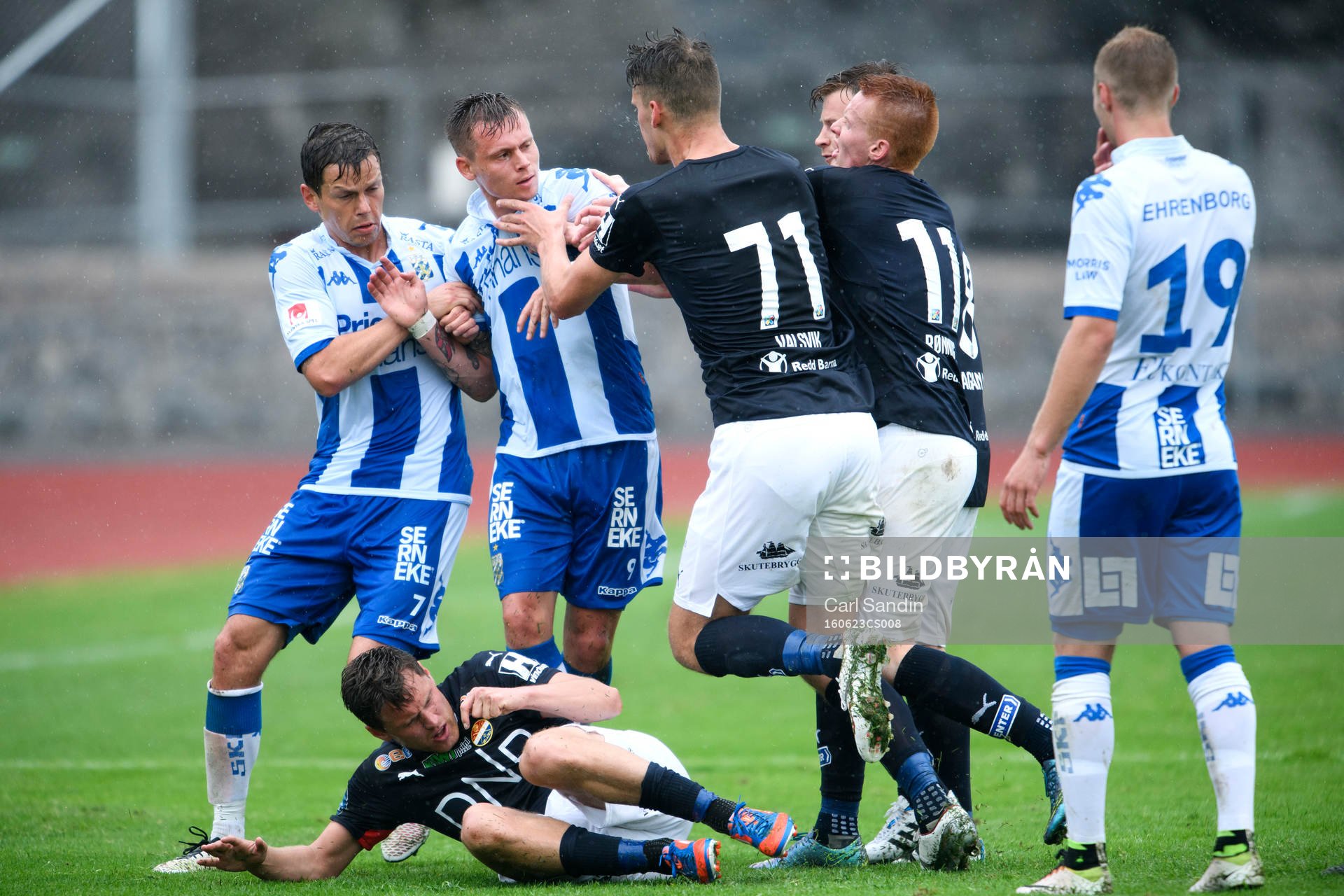 Strömsgodsets Tommy Höiland ligger på marken
