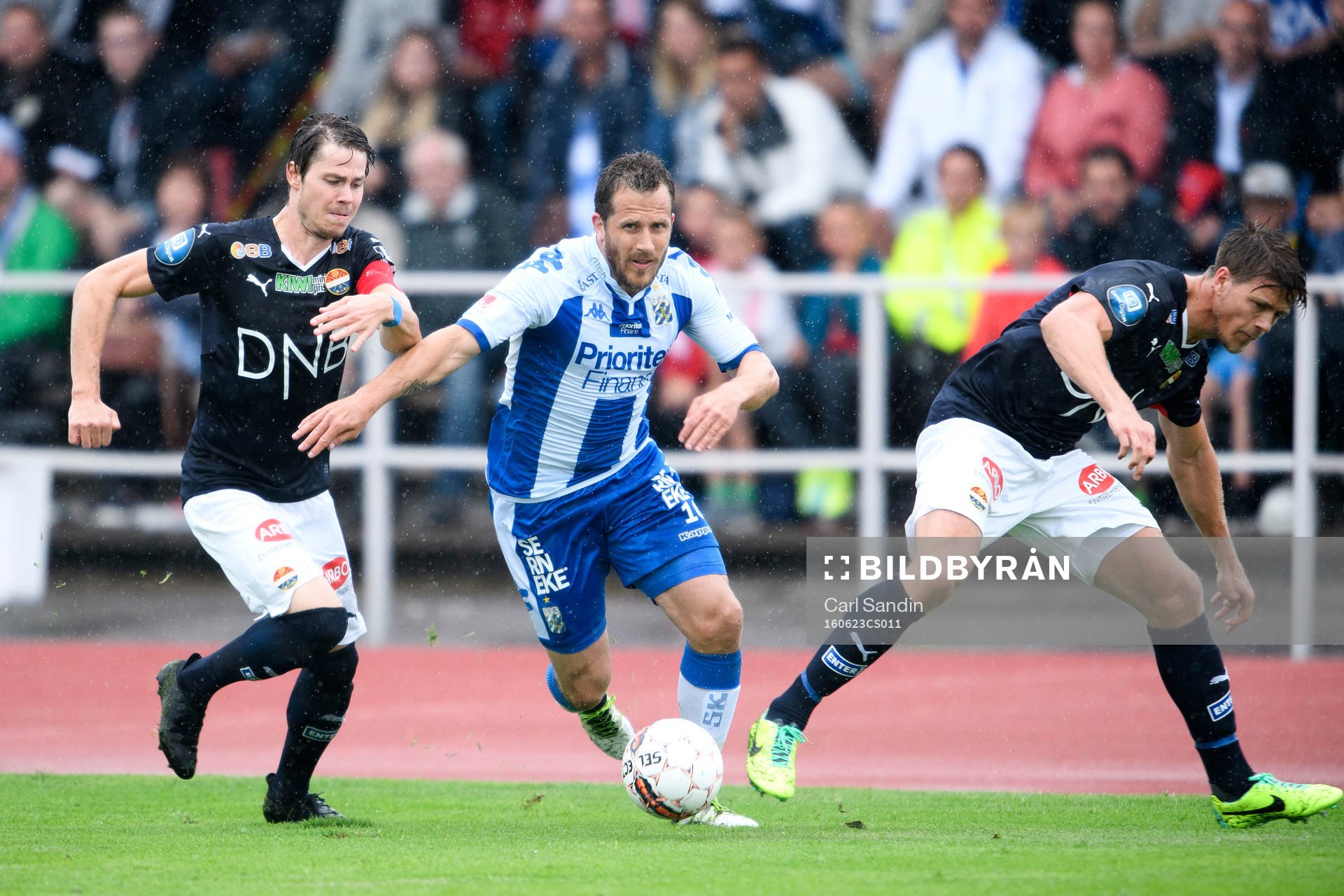 Strömsgodsets Lars Christopher Vilsvik och IFK Göteborgs Tobias Hysén under träningsmatchen i fotboll mellan IFK Göteborg och Strömsgodset den 23 juni 2016 i Stenungsund.