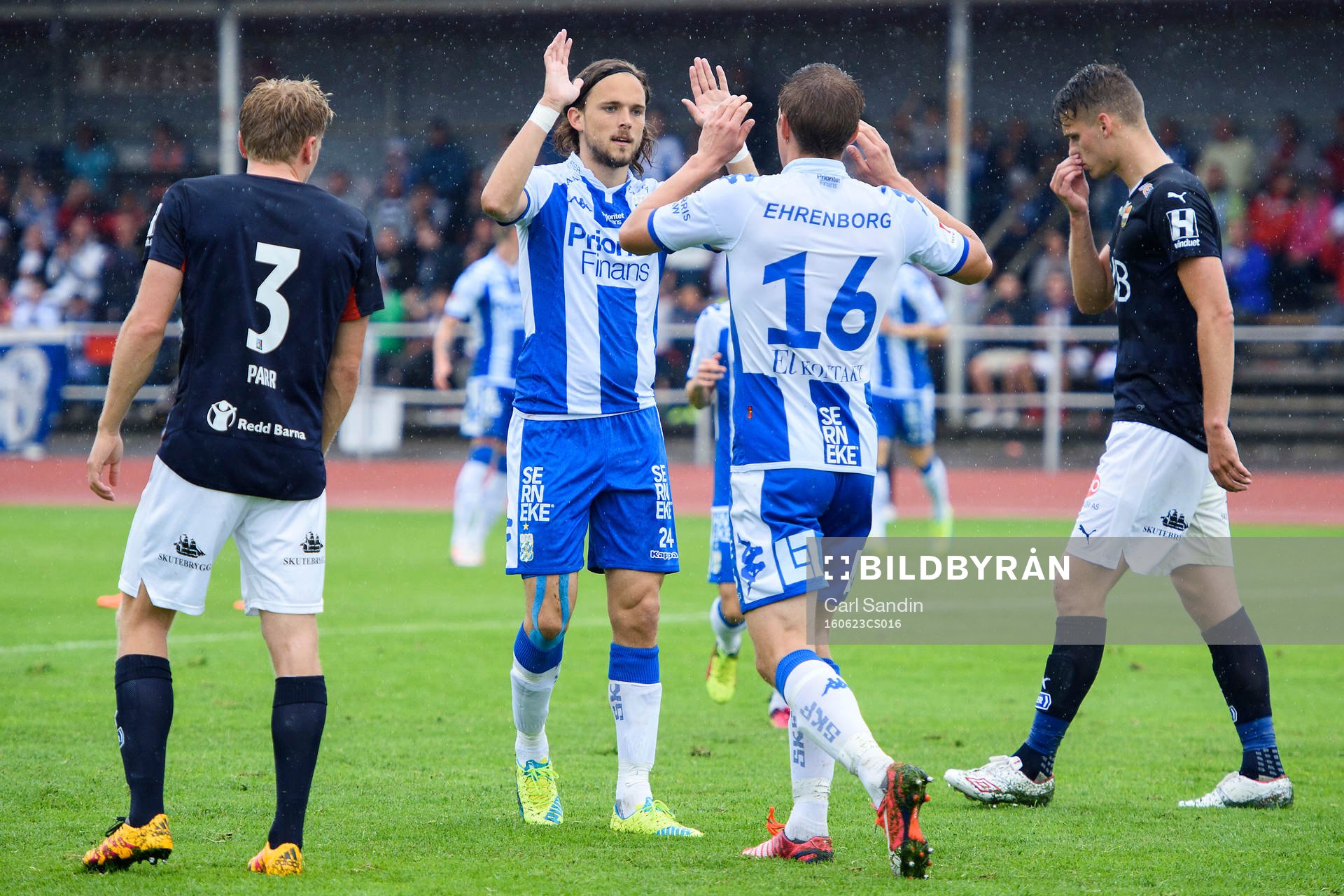 IFK Göteborgs Tom Pettersson och Mikael Boman jublar efter 2-0 av Mikael Boman under träningsmatchen i fotboll mellan IFK Göteborg och Strömsgodset den 23 juni 2016 i Stenungsund.