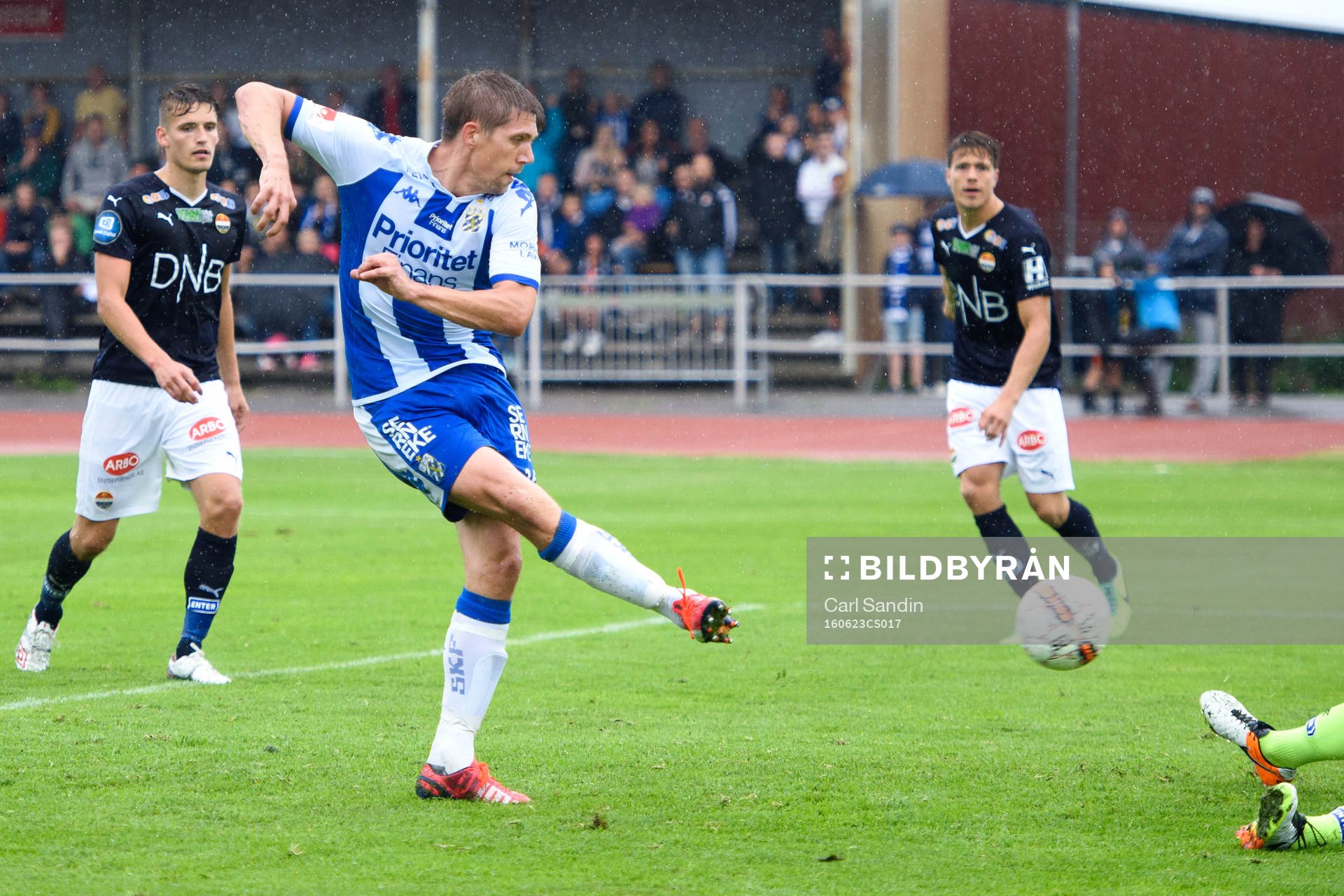 IFK Göteborgs Mikael Boman gör 2-0 under träningsmatchen i fotboll mellan IFK Göteborg och Strömsgodset den 23 juni 2016 i Stenungsund.