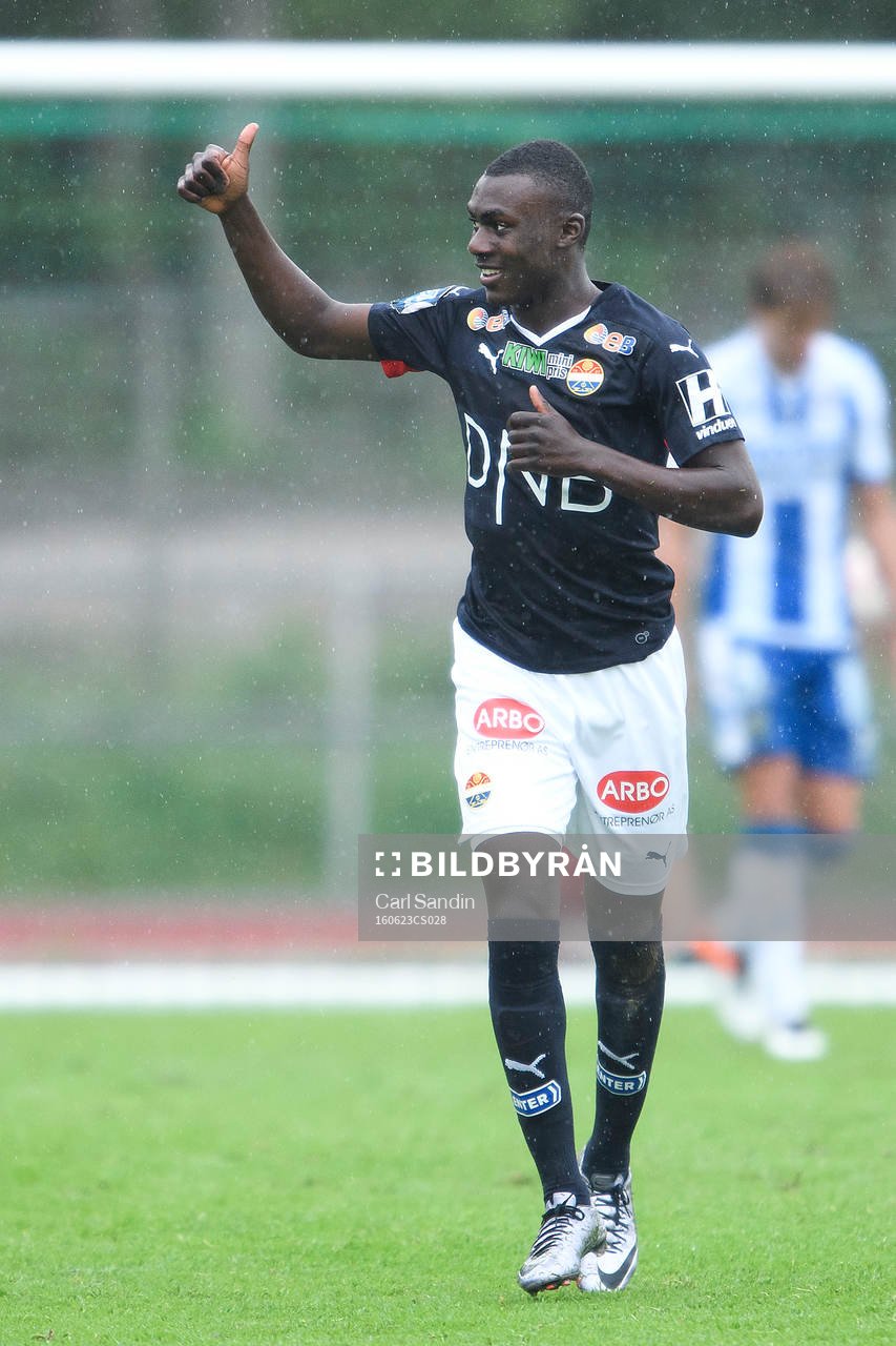Strömsgodsets Bassit Aguonda jublar efter att han gjort 2-1 under träningsmatchen i fotboll mellan IFK Göteborg och Strömsgodset den 23 juni 2016 i Stenungsund.
