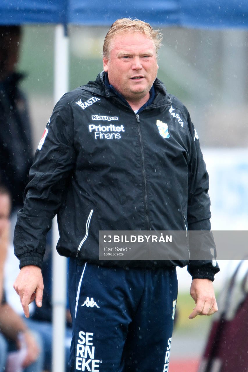 IFK Göteborgs tränare Jörgen Lennartsson under träningsmatchen i fotboll mellan IFK Göteborg och Strömsgodset den 23 juni 2016 i Stenungsund.