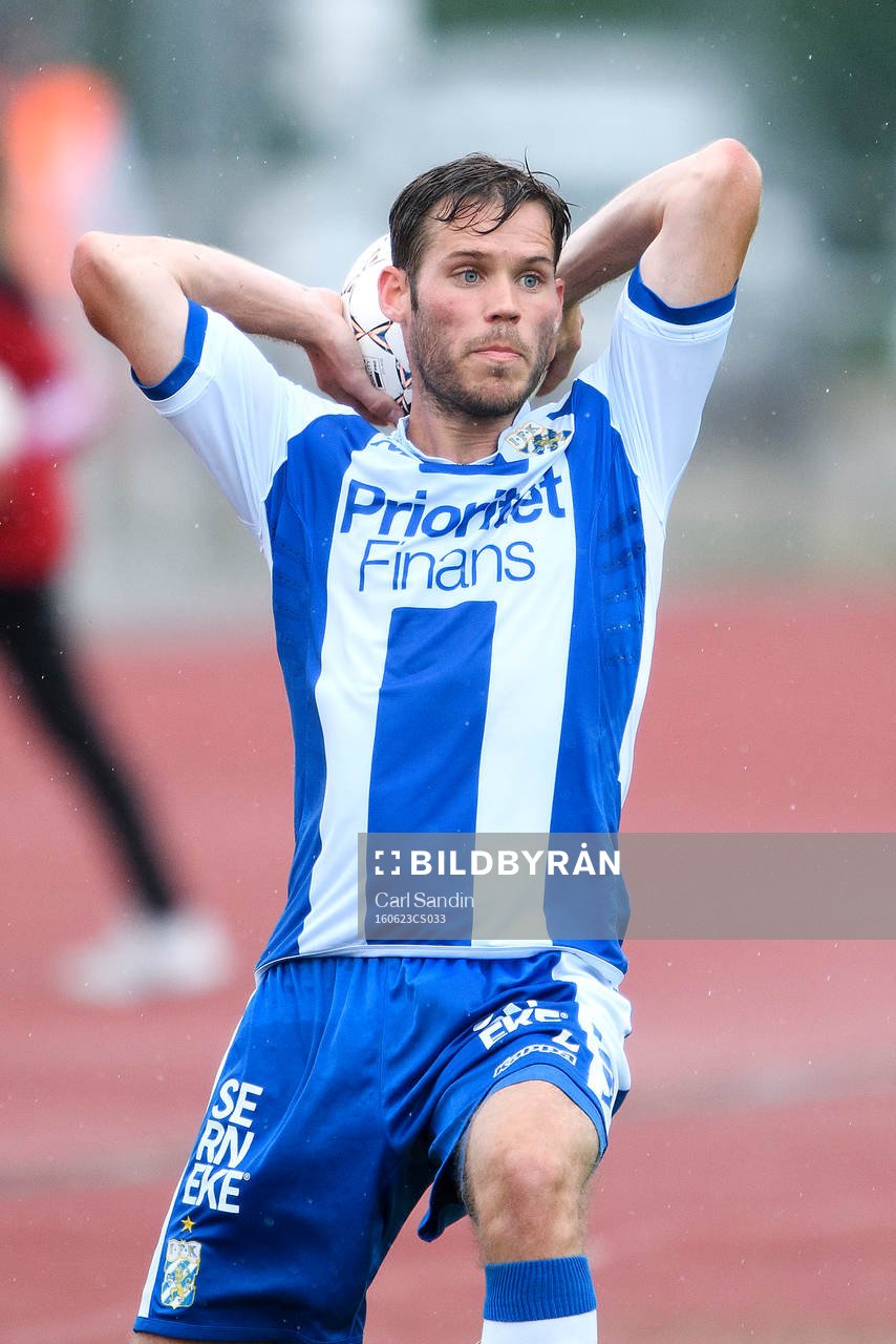 IFK Göteborgs Emil Salomonsson kastar inkast