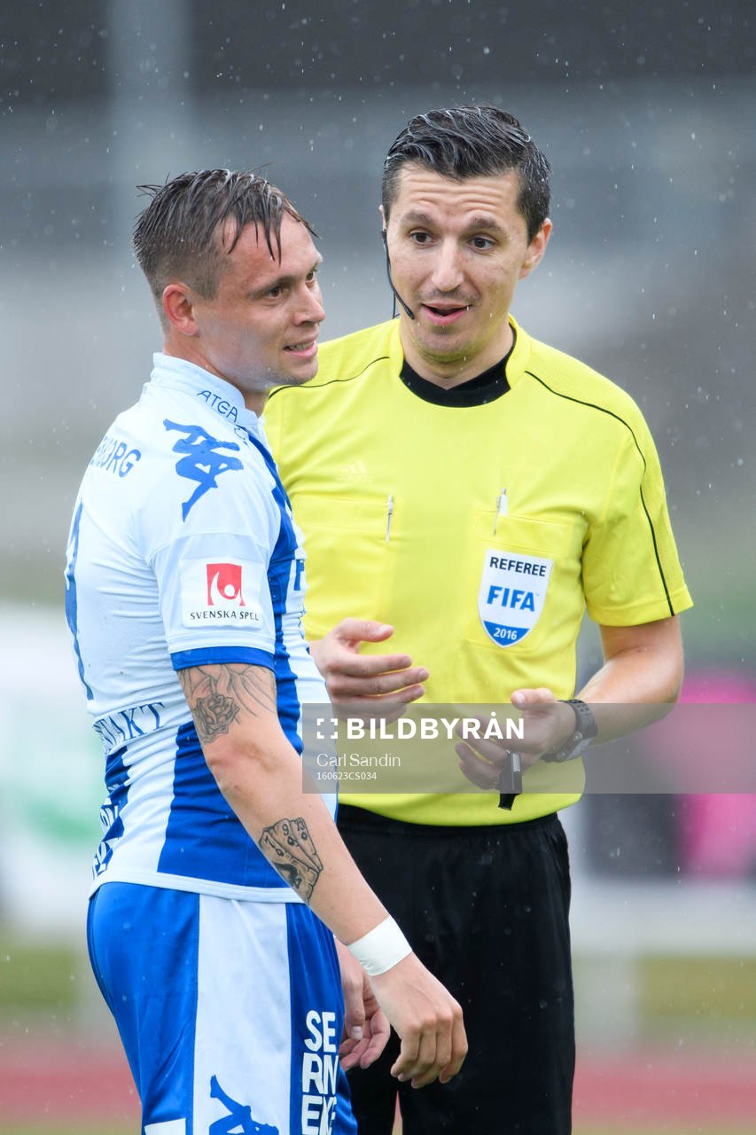 IFK Göteborgs Jakob Ankersen pratar med domare Bojan Pandzic under träningsmatchen i fotboll mellan IFK Göteborg och Strömsgodset den 23 juni 2016 i Stenungsund.