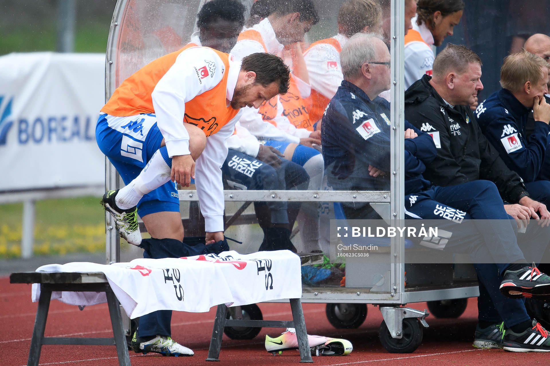 IFK Göteborgs Tobias Hysén byter om under träningsmatchen i fotboll mellan IFK Göteborg och Strömsgodset den 23 juni 2016 i Stenungsund.