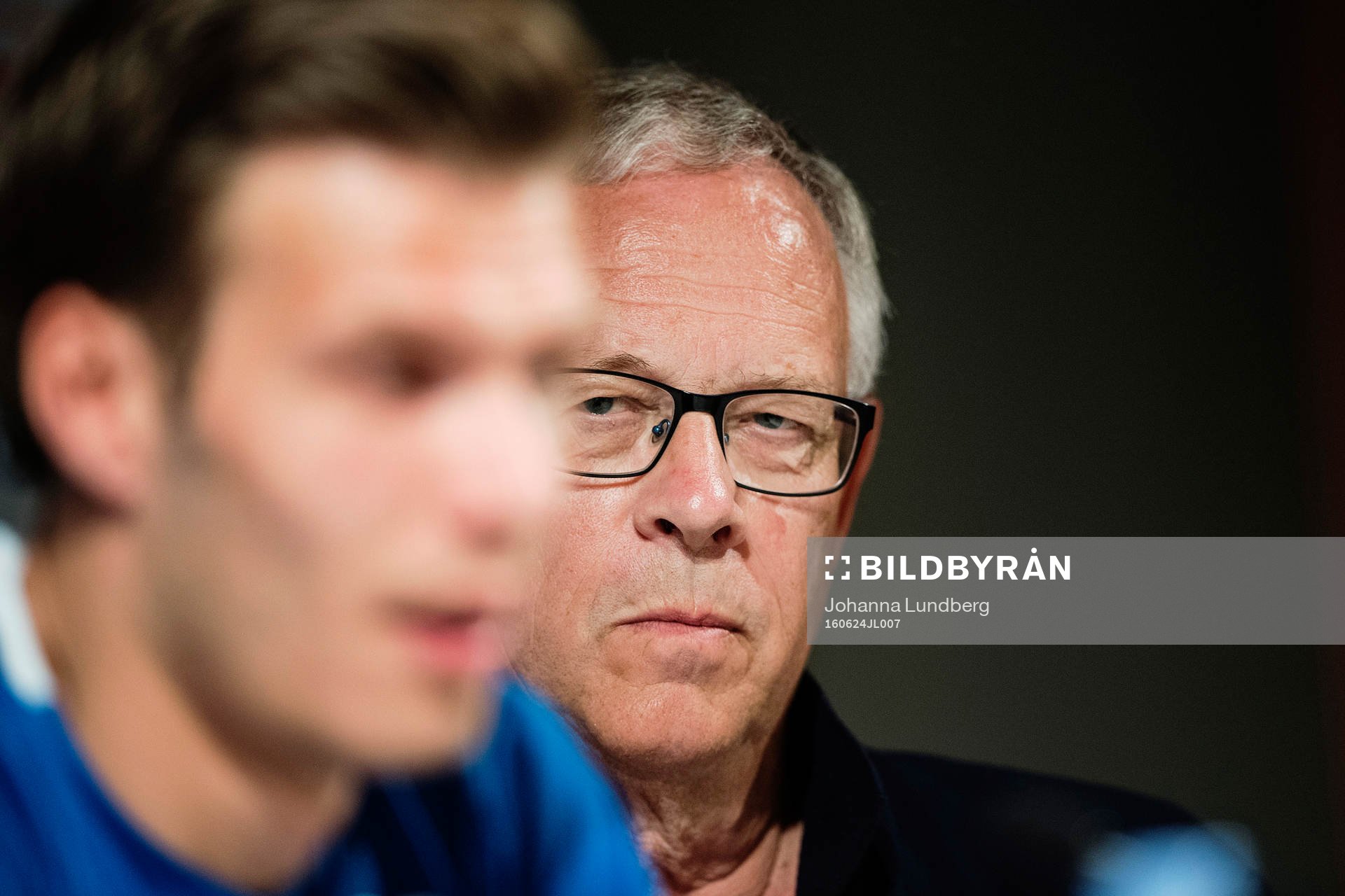 Islands förbundskapten Lars Lagerbäck lyssnar på Elmar