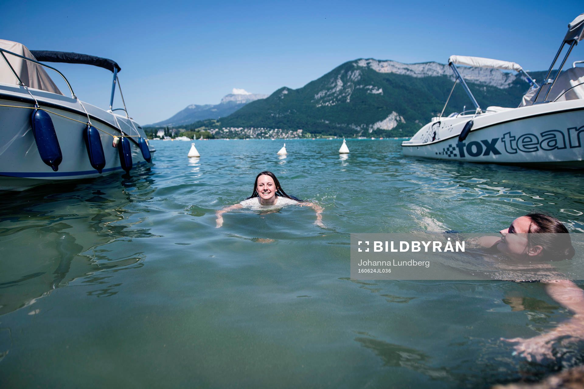  Två tjejer badar i Lake Annecy  där Island har sitt basläger under fotbolls-EM den 24 juni 2016 i Annecy.