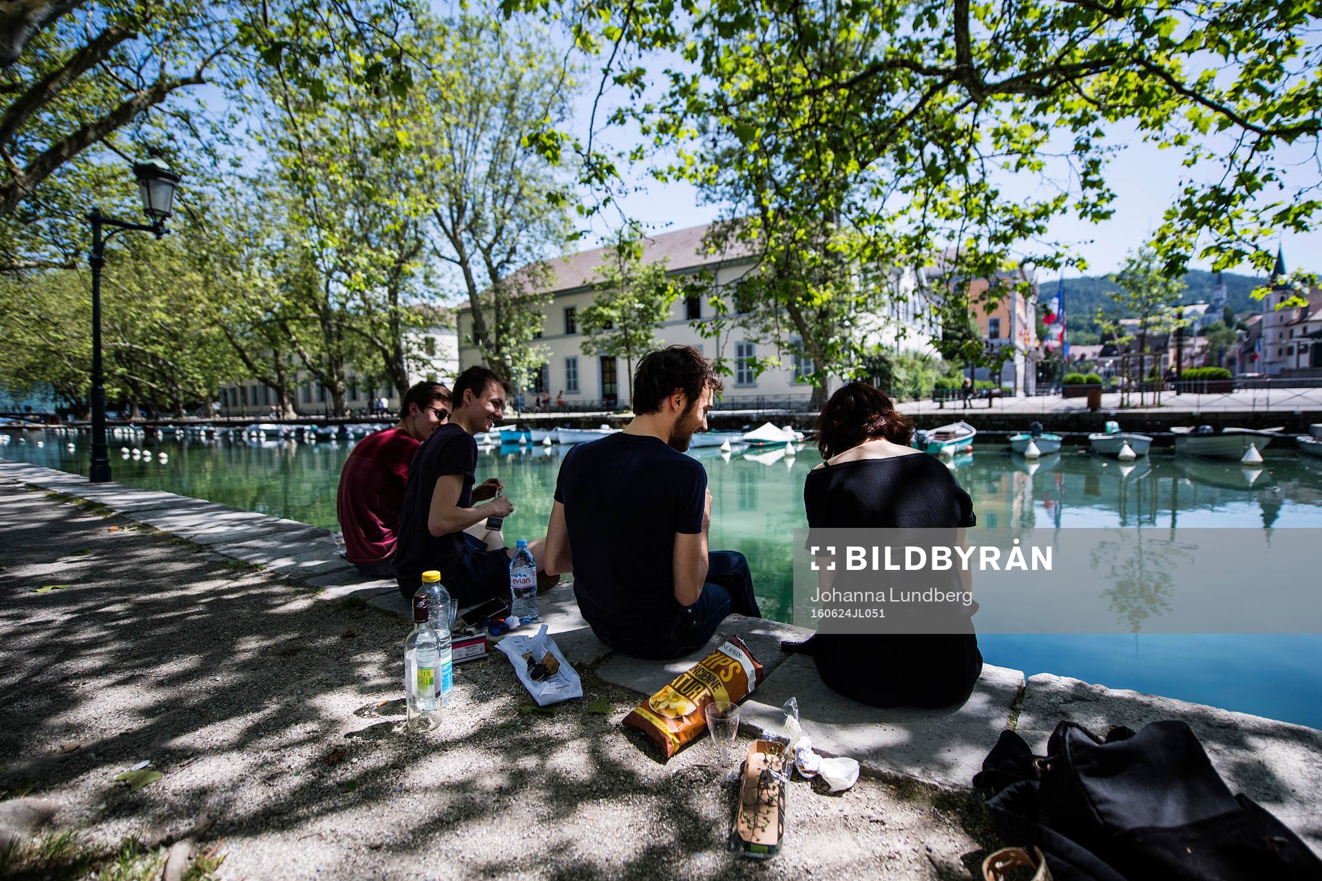 Ungdomar från Annecy  har picknick vid ån där Island har sitt basläger under fotbolls-EM den 24 juni 2016 i Annecy.