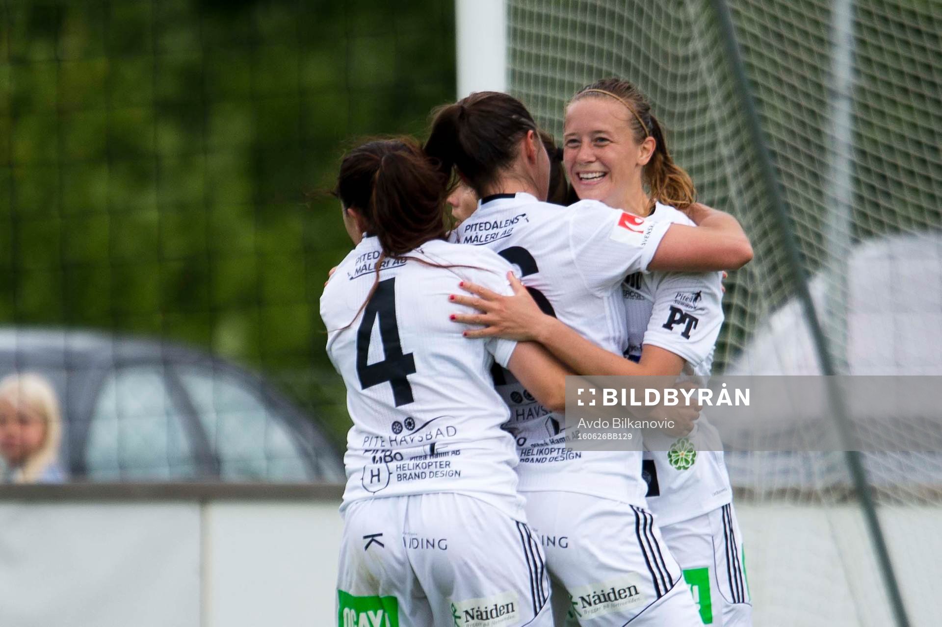 Piteås Lena Blomkvist jublar i förgrunden under fotbollsmatchen i Damallsvenskan mellan Vittsjö och Piteå den 26 juni 2016 i Vittsjö.