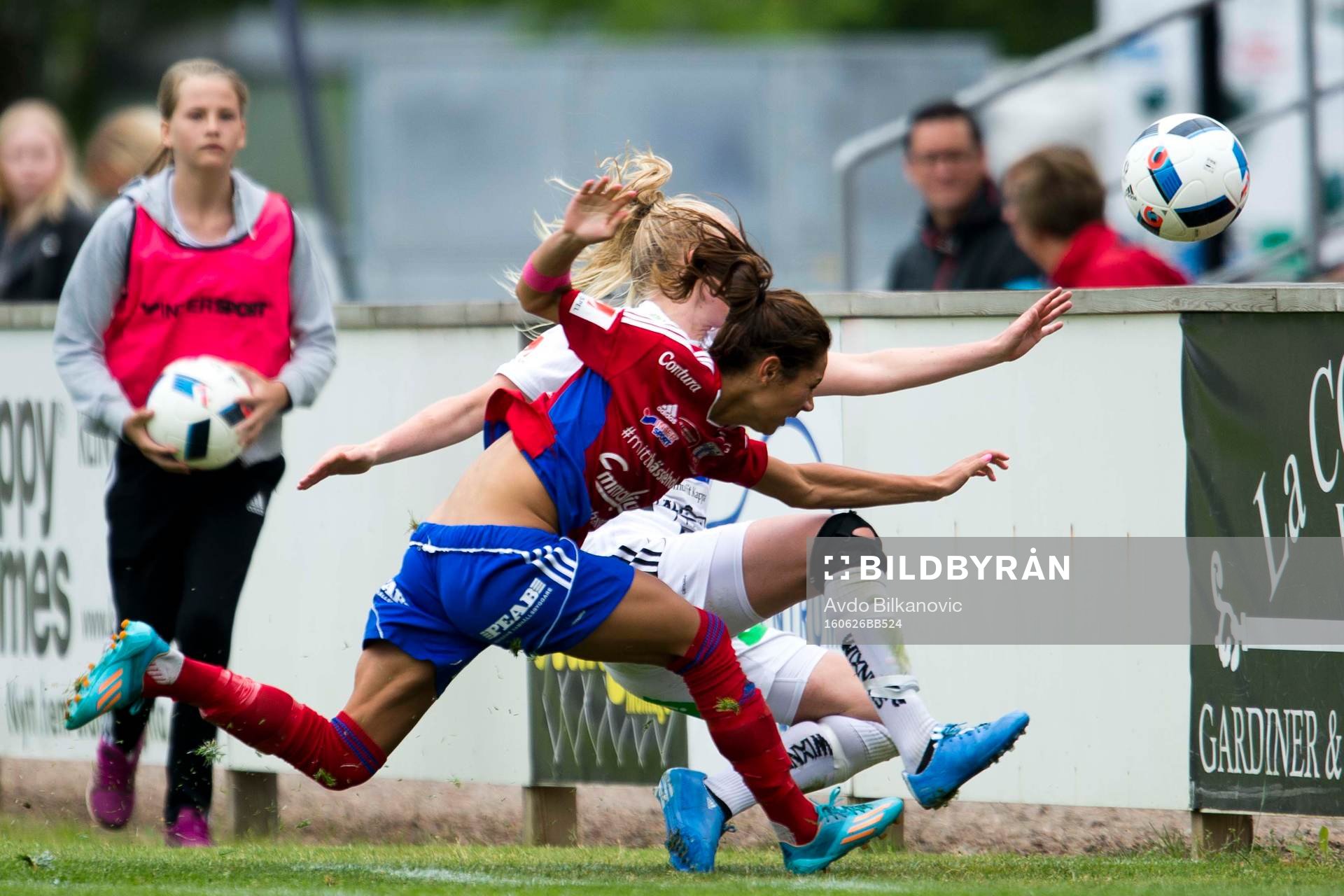 Vittsjös Lisa Klinga och Piteås trycker ut varandra utanför planen in i staketet under fotbollsmatchen i Damallsvenskan mellan Vittsjö och Piteå den 26 juni 2016 i Vittsjö.