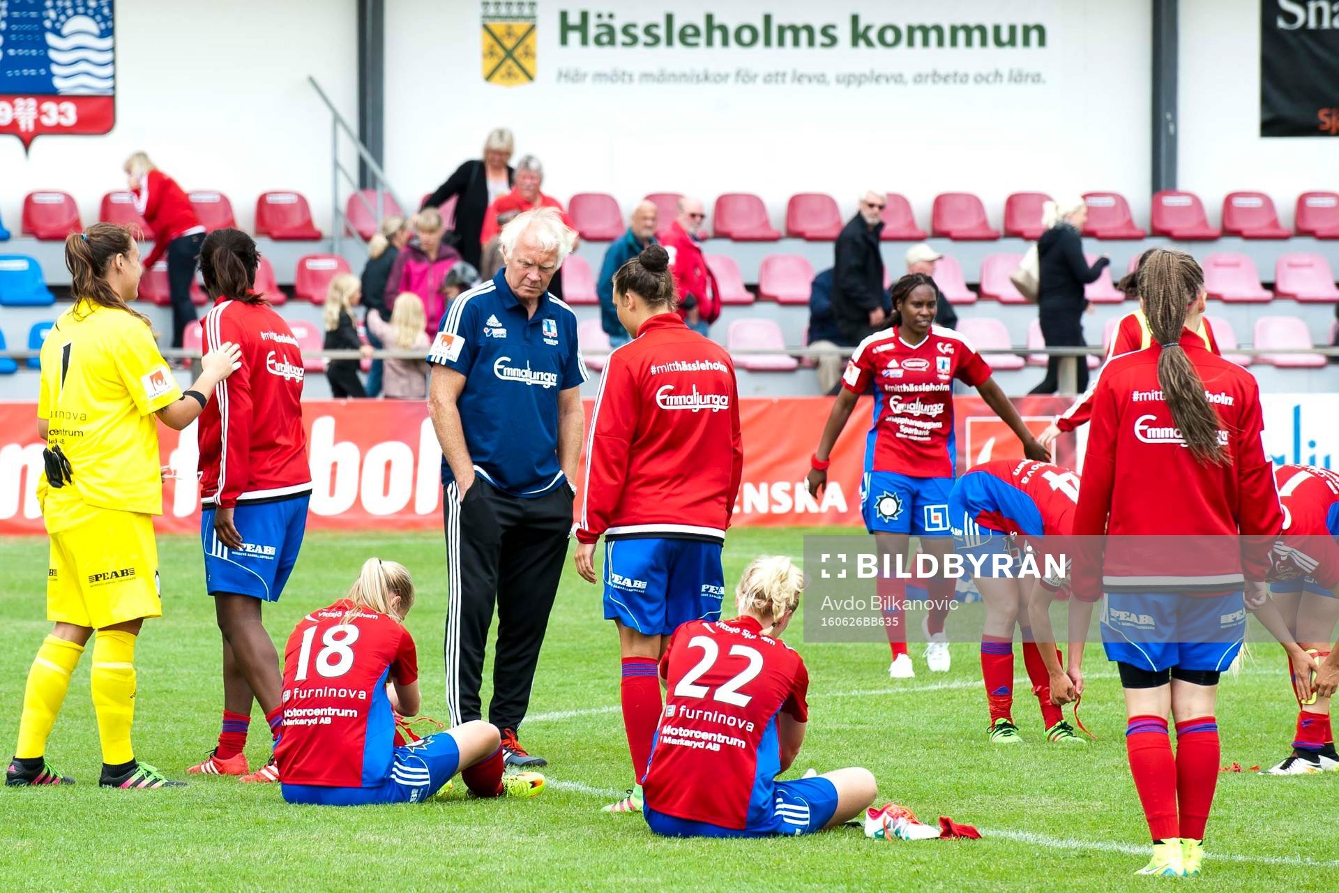 Vittsjös tränare Ingemar Nilsson och spelare deppar
