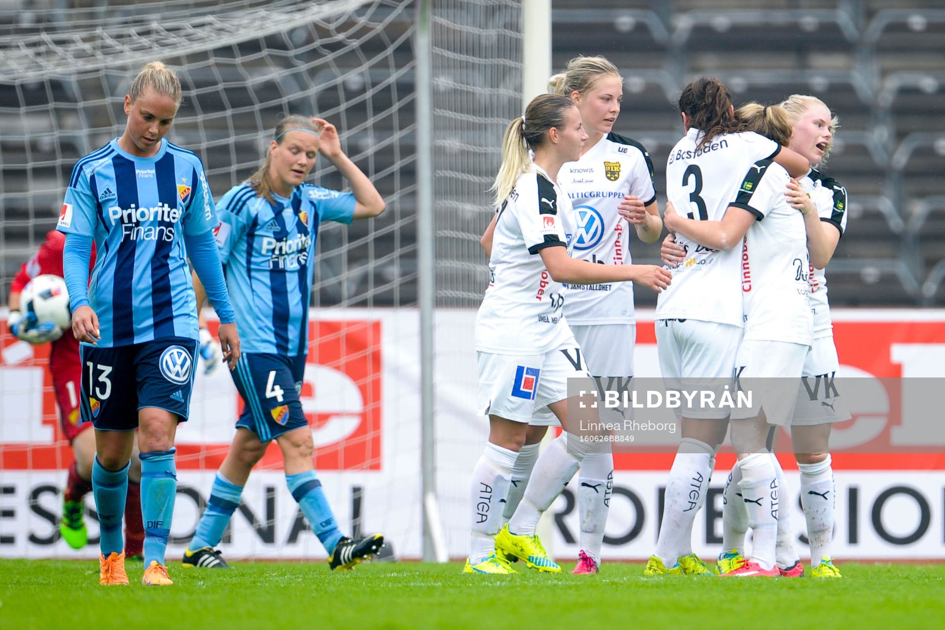 Umeås Hanna Sandström jublar efter 0-3 under fotbollsmatchen i Damallsvenskan mellan Djurgården och Umeå den 26 juni 2016 i Stockholm. 