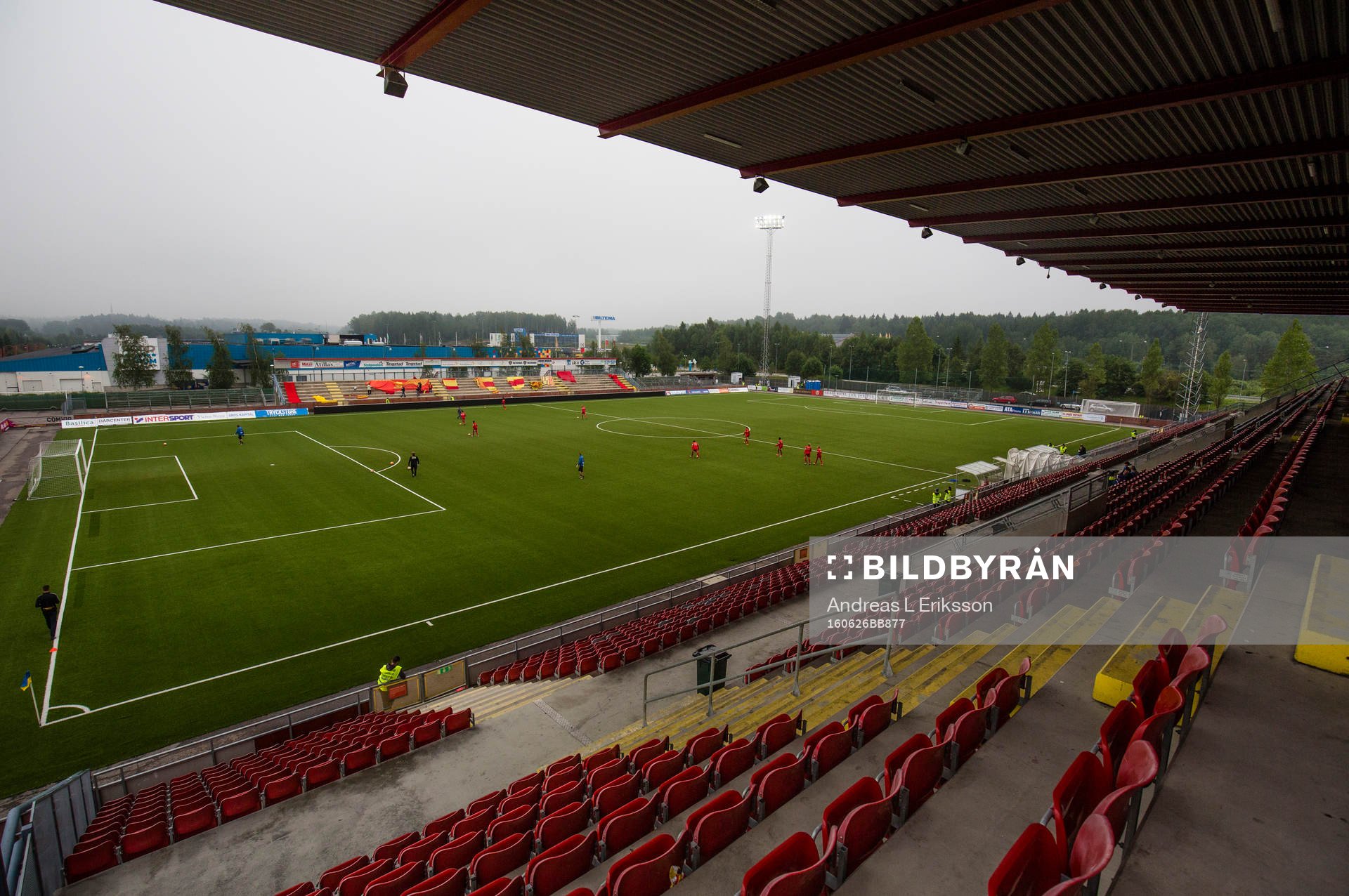 Syrianskas spelare kommer ut på Södertälje Fotbollsarena
