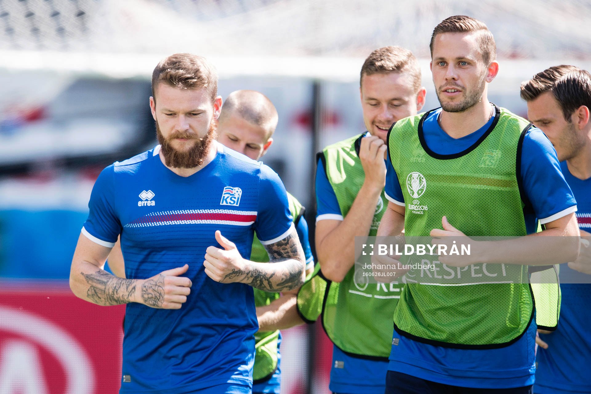 Aron Gunnarsson (tv) och Gylfi Sigurdsson (th) på Islands