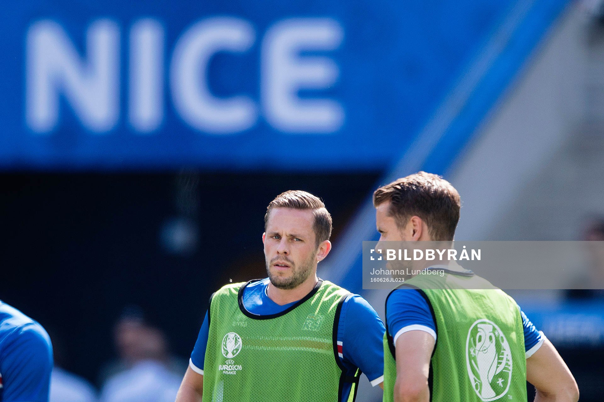 Gylfi Sigurdsson pratar med Kári Arnason  på Islands