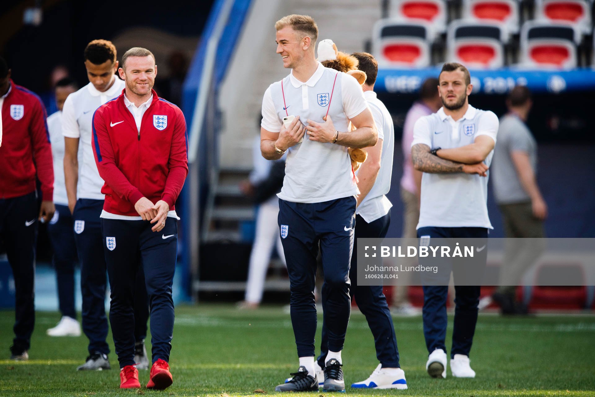 Wayne Rooney och målvakt Joe Hart  på Englands fotbollslandslags träning under fotbolls-EM den 26 juni 2016 i Nice.