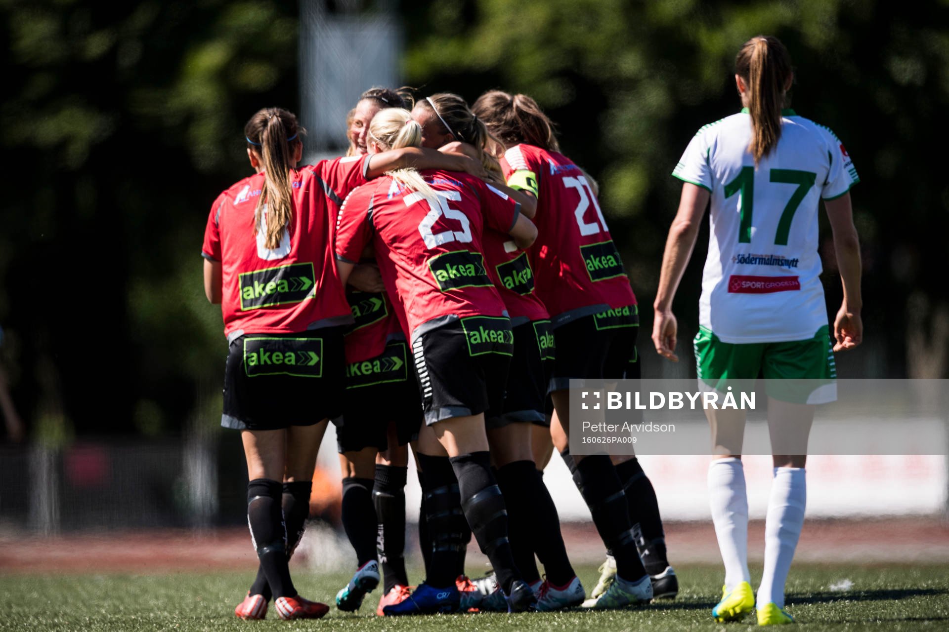 LB07s spelare jublar efter 1-0 målet genom Elin Björklund under fotbollsmatchen i Elitettan mellan Limhamn Bunkeflo och Hammarby den 26 juni 2016 i Malmö.