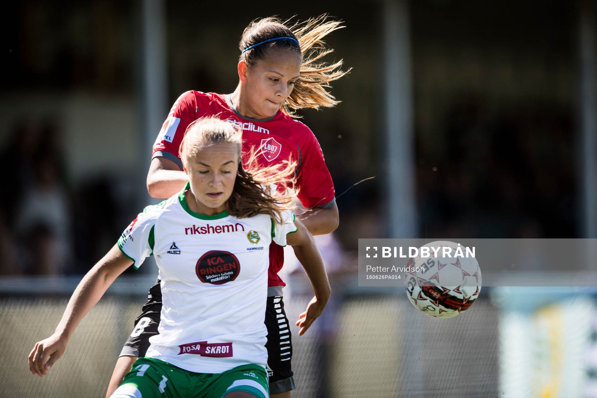 LB07s Josefine Rydle i kamp med Hammarbys Maja Norrhamn under fotbollsmatchen i Elitettan mellan Limhamn Bunkeflo och Hammarby den 26 juni 2016 i Malmö.