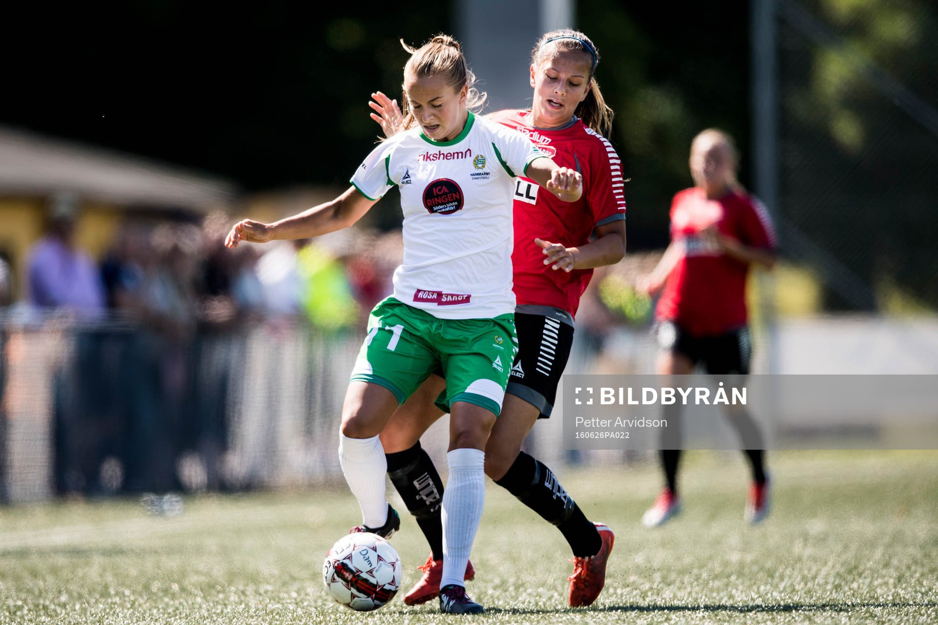 LB07s Josefine Rydle och Hammarbys Maja Norrhamn under fotbollsmatchen i Elitettan mellan Limhamn Bunkeflo och Hammarby den 26 juni 2016 i Malmö.