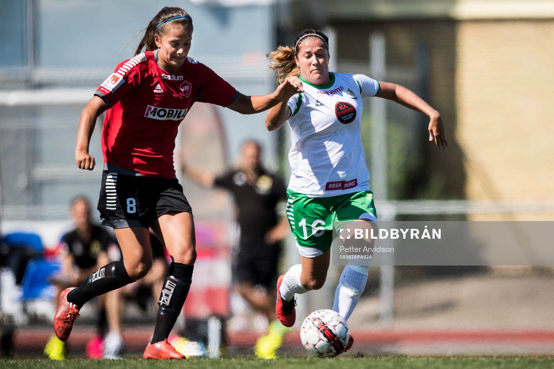 LB07s Josefine Rydle och Hammarbys Filippa Angeldal under fotbollsmatchen i Elitettan mellan Limhamn Bunkeflo och Hammarby den 26 juni 2016 i Malmö.