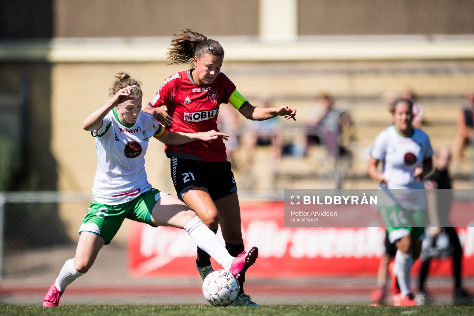 Hammarbys Olga Ekblom och LB07s Anna Welin