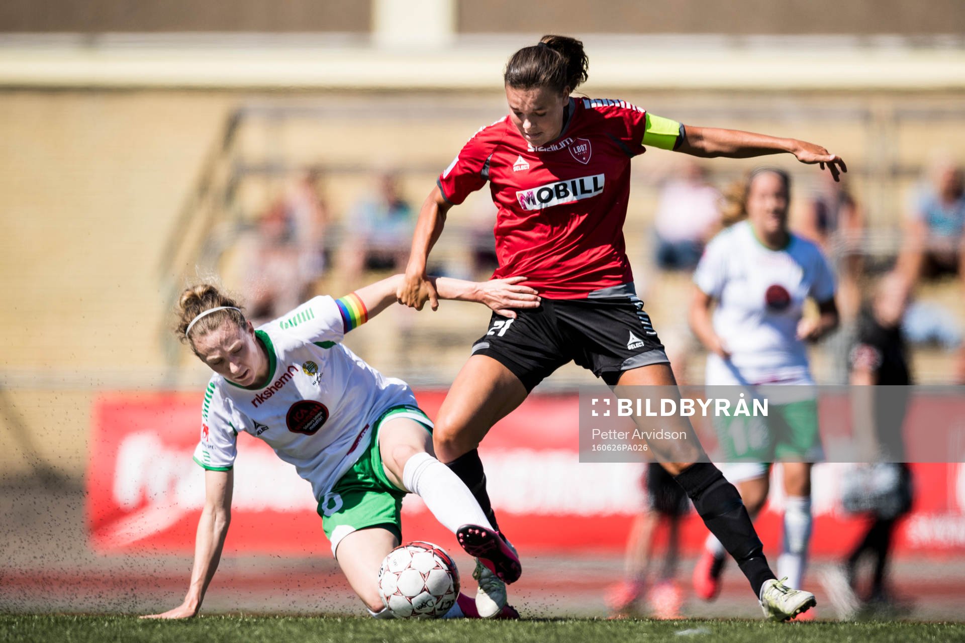 Hammarbys Olga Ekblom och LB07s Anna Welin