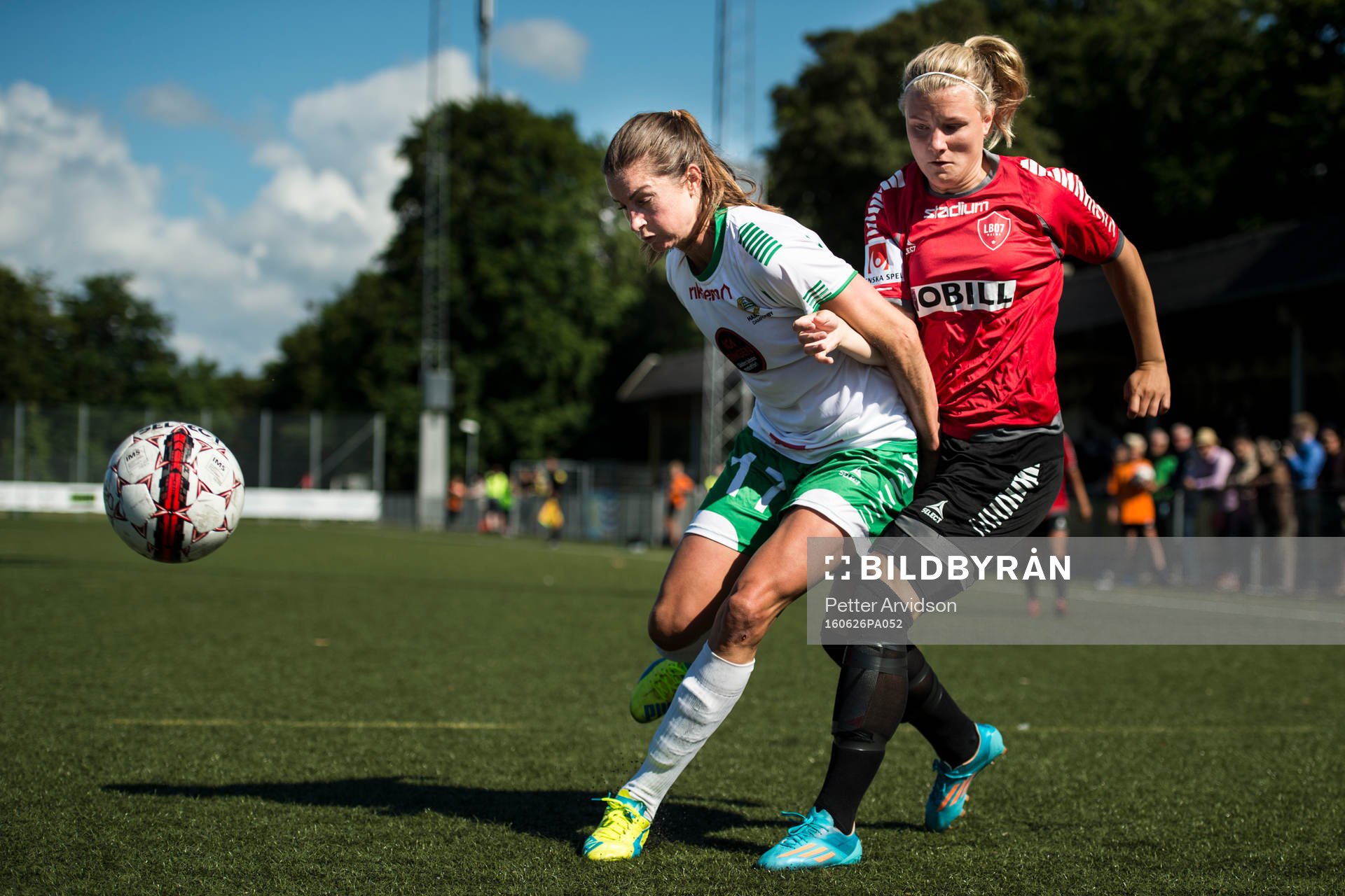 Hammarbys Madeleine Tegström och LB07s Emma Ekman
