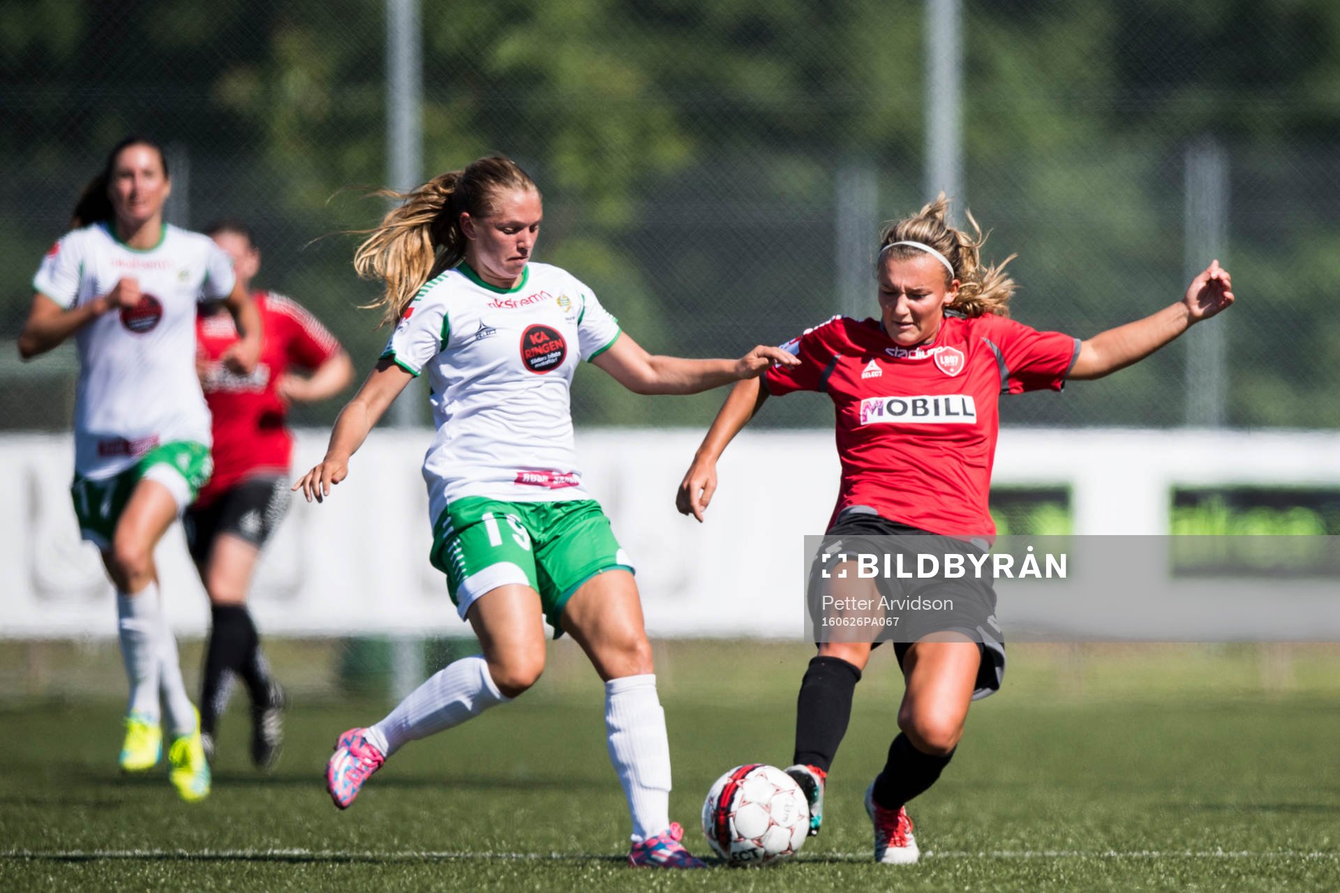 Hammarbys Michaela Larsson och LB07s Olivia Welin